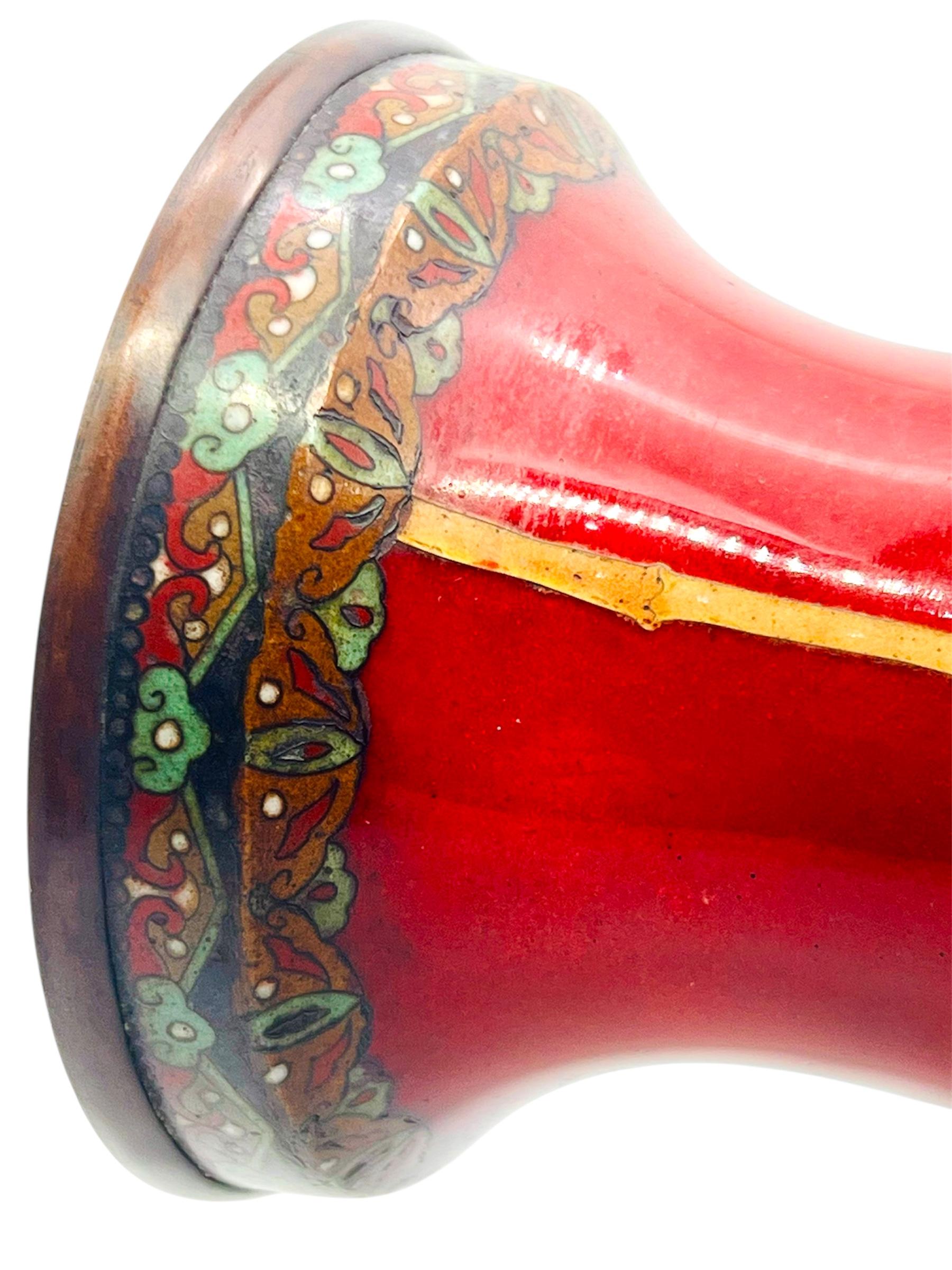 Grand vase en émail cloisonné décoré de fleurs et de papillons. L'ère Meiji en vente 1