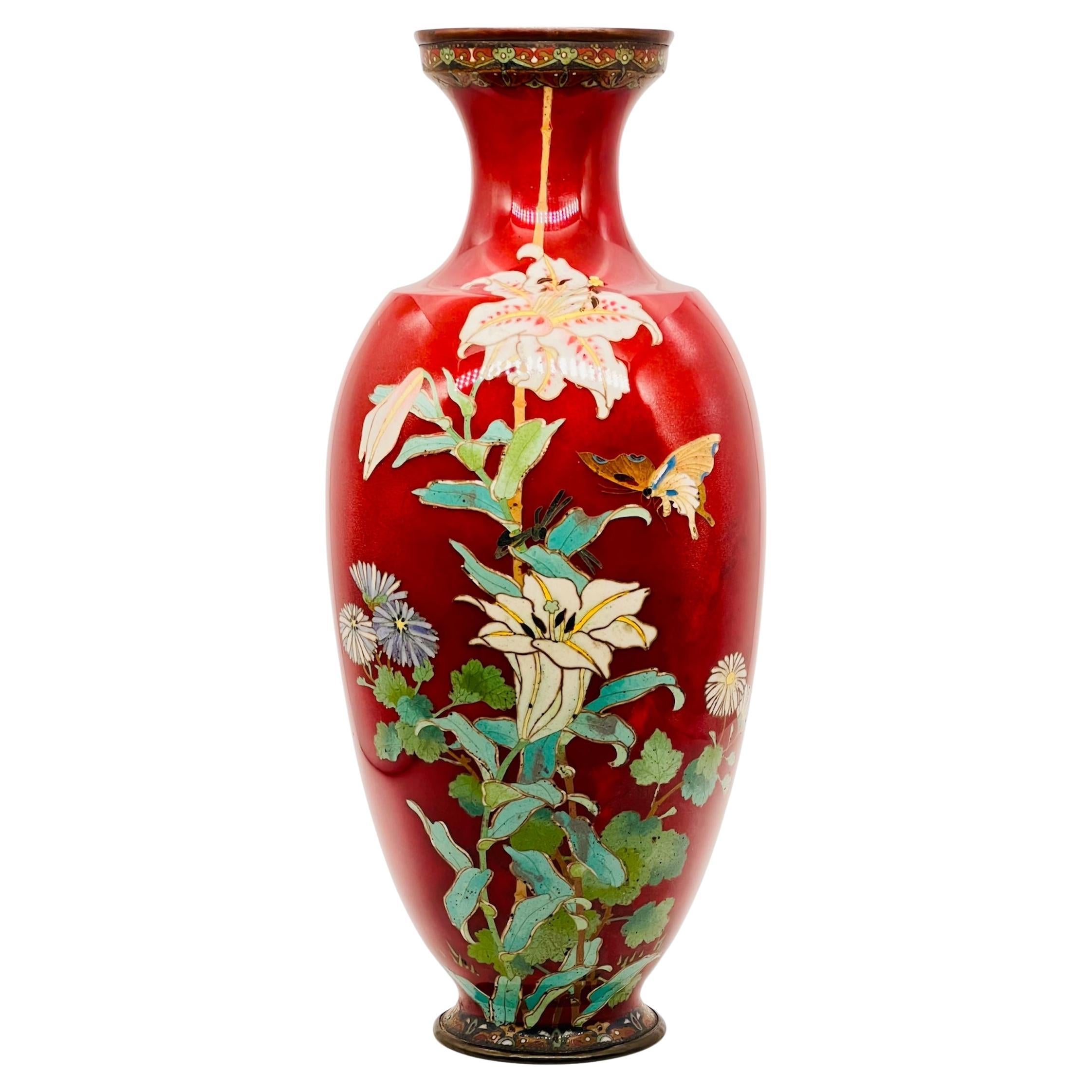 Gran jarrón de esmalte cloisonné decorado con flores y mariposas. Era Meiji