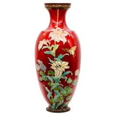 Gran jarrón de esmalte cloisonné decorado con flores y mariposas. Era Meiji