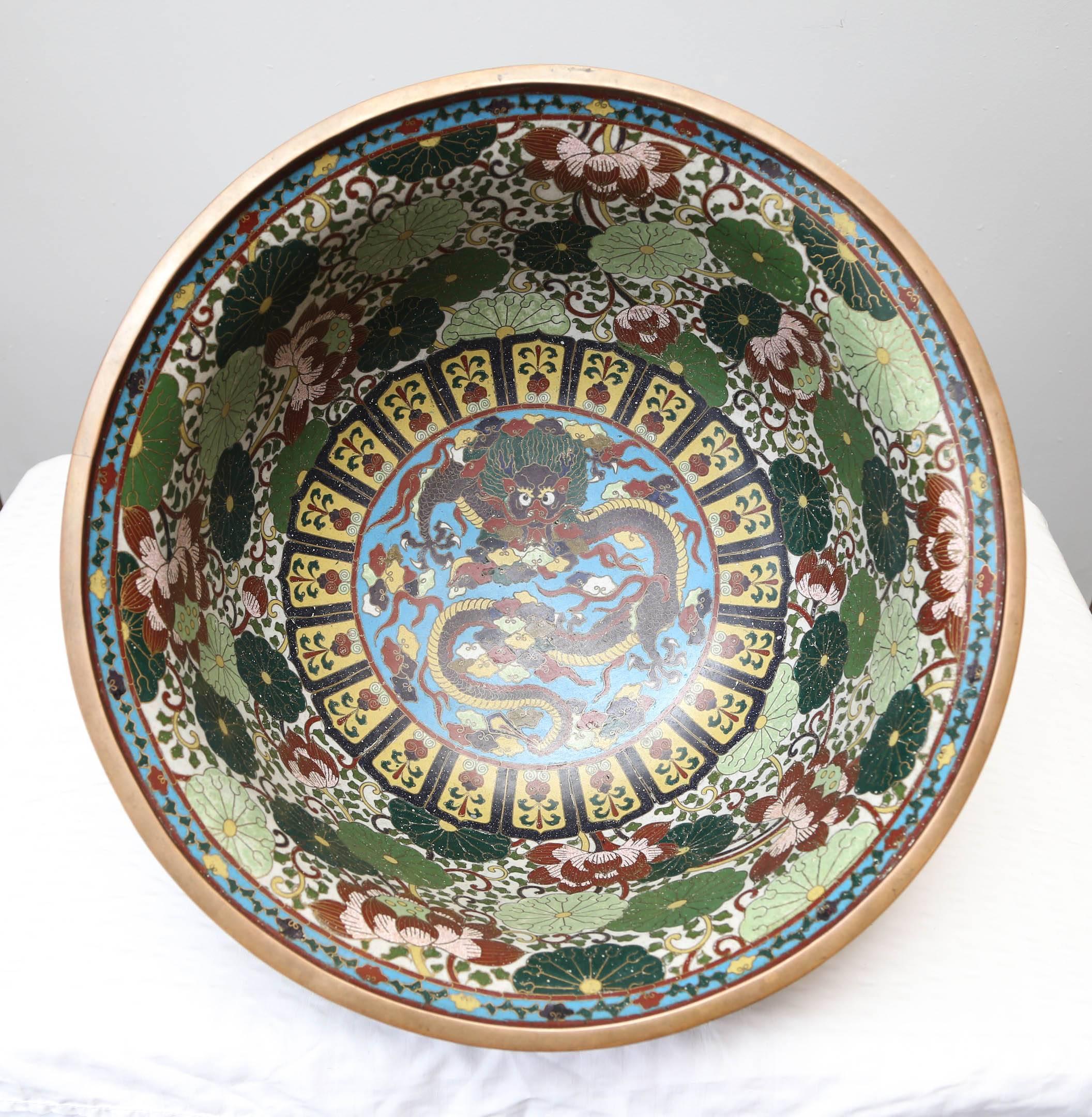 Large Cloisonné Enameled Chinese, Early 20th Century Bowl im Zustand „Gut“ in Miami, FL