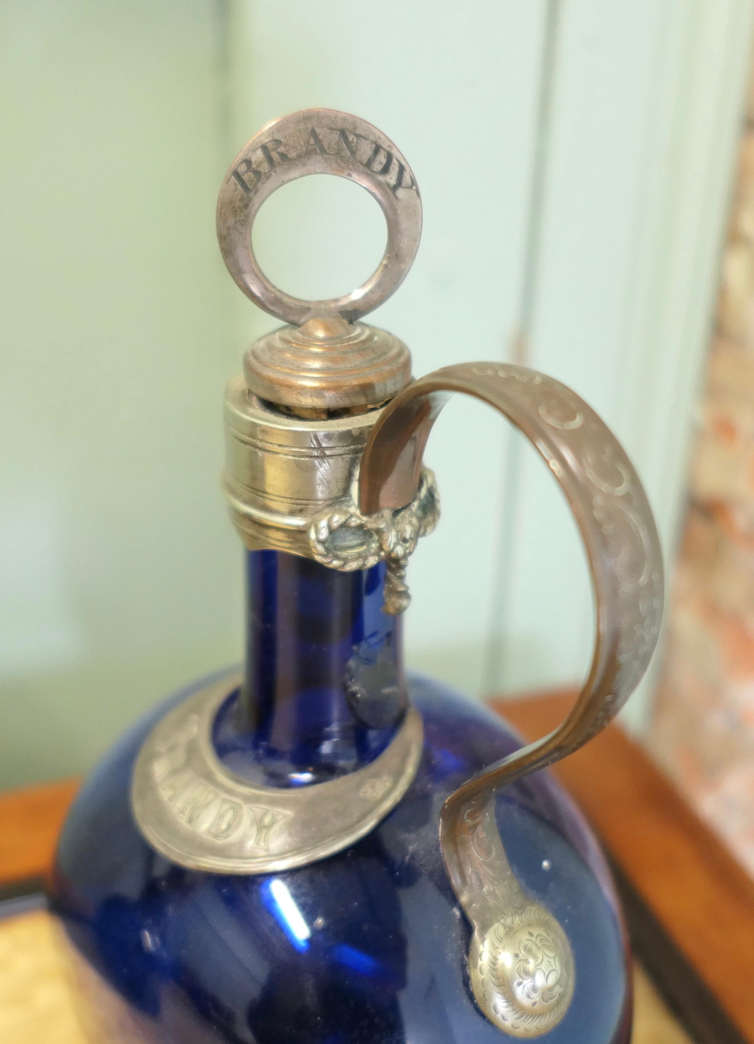 Eine große Sammlung englischer Flagon-Karaffen aus dem 19. (Viktorianisch) im Angebot