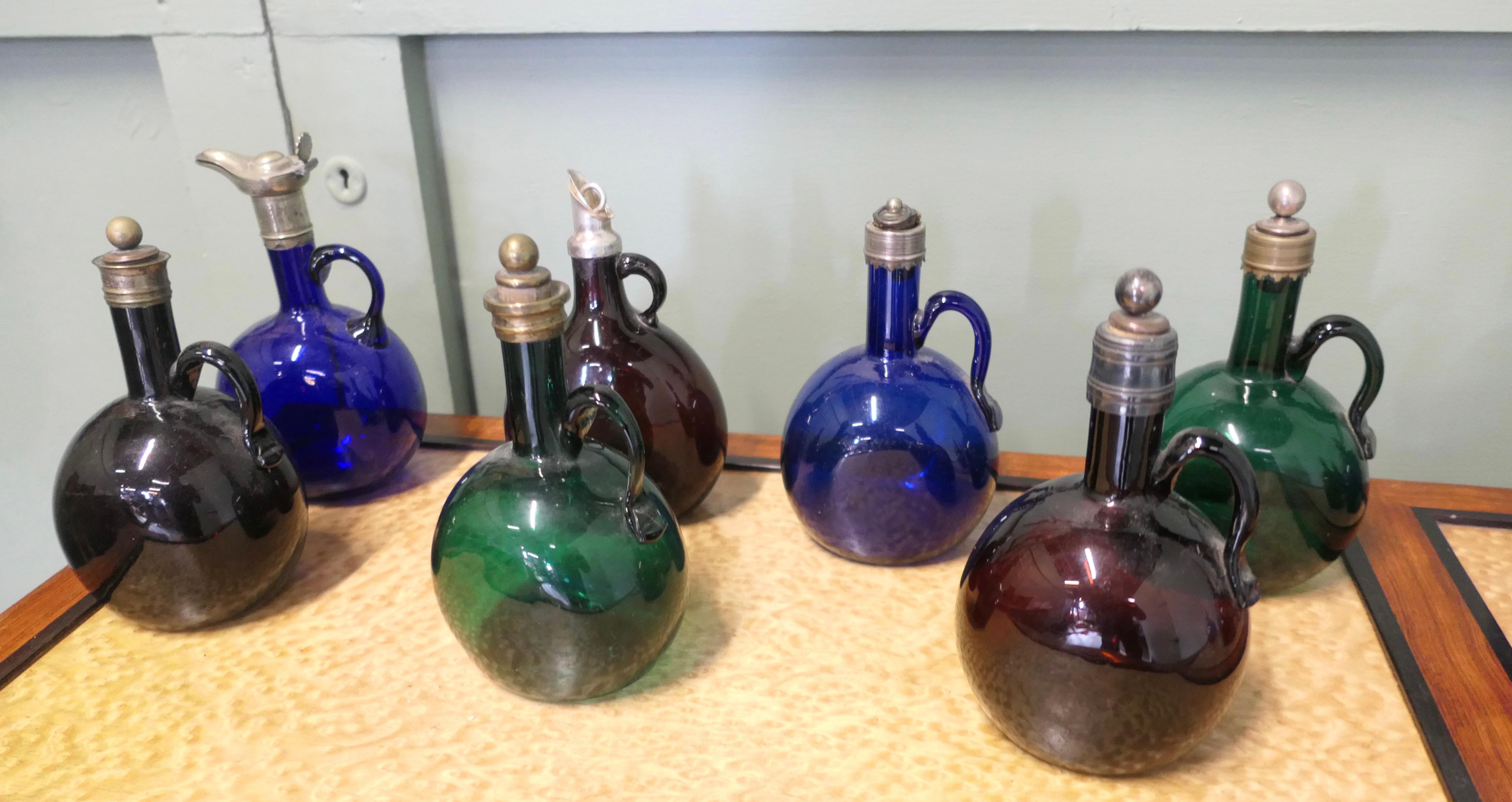 Eine große Sammlung englischer Flagon-Karaffen aus dem 19. (19. Jahrhundert) im Angebot