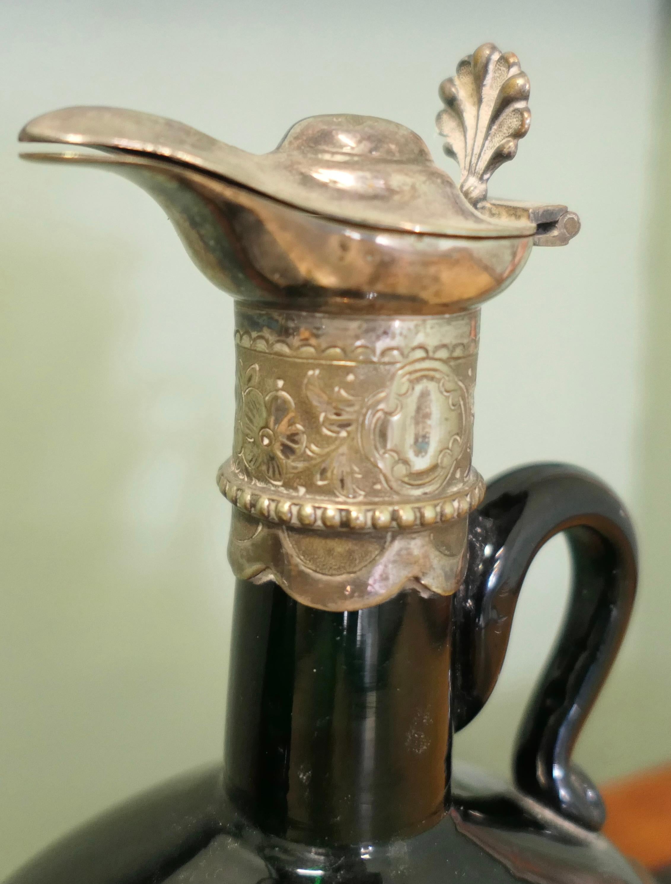 Eine große Sammlung englischer Flagon-Karaffen aus dem 19. (Geblasenes Glas) im Angebot