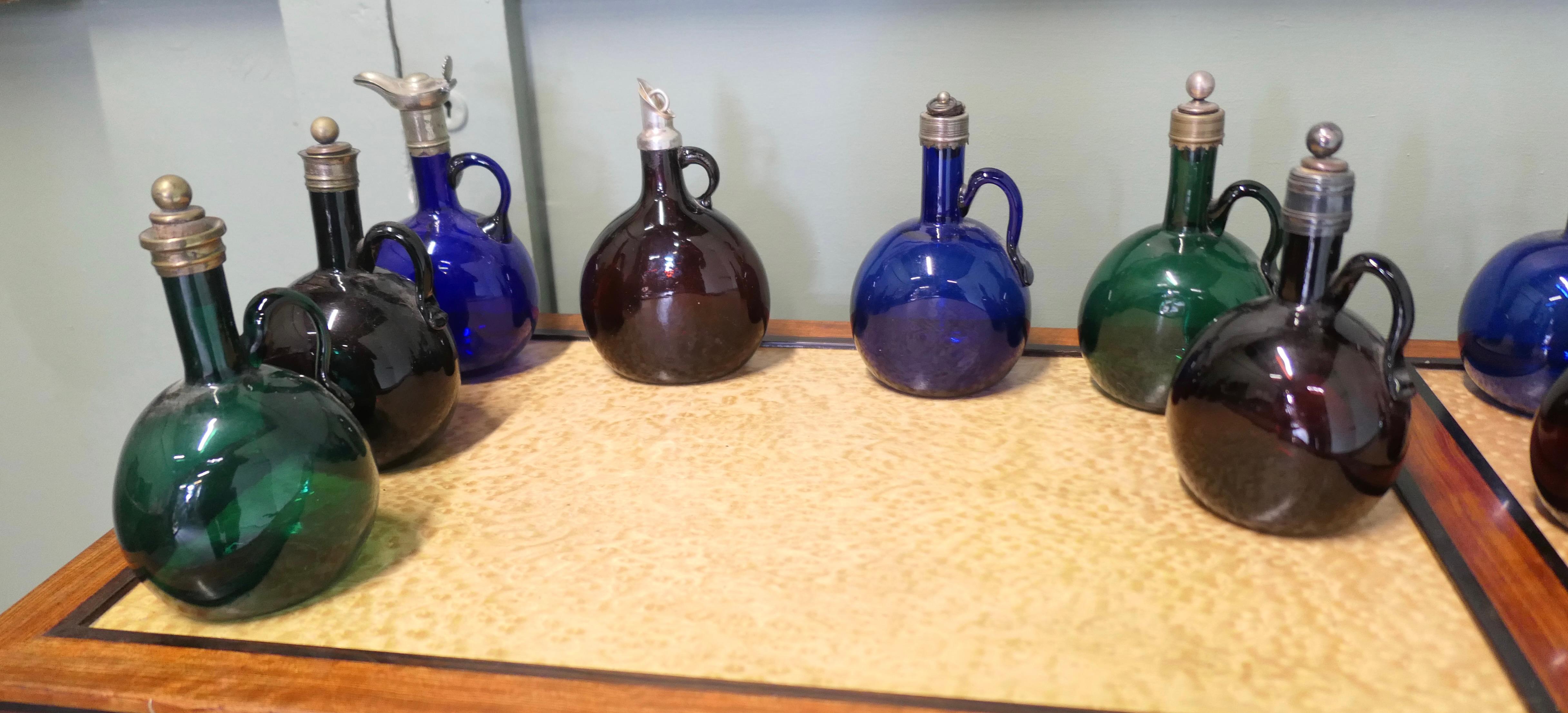 Eine große Sammlung englischer Flagon-Karaffen aus dem 19. im Angebot 1