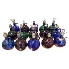 Un'ampia collezione di decanter inglesi a forma di carro del XIX secolo