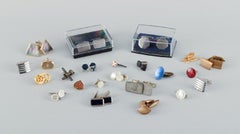 Eine große Sammlung skandinavischer Manschettenknöpfe aus vergoldetem Metall und versilbertem Silber