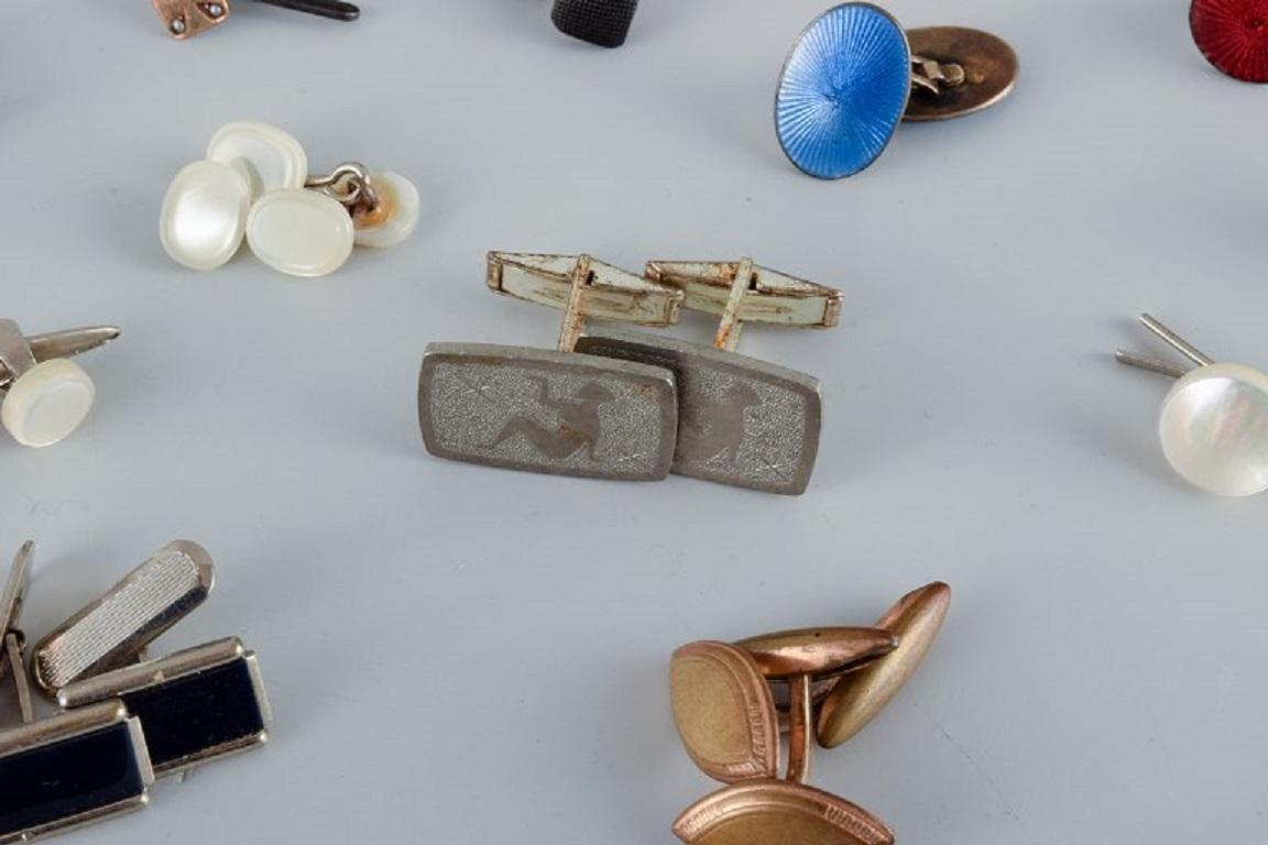 A large collection of Scandinavian cufflinks in gilded metal and plated silver In Excellent Condition For Sale In bronshoj, DK
