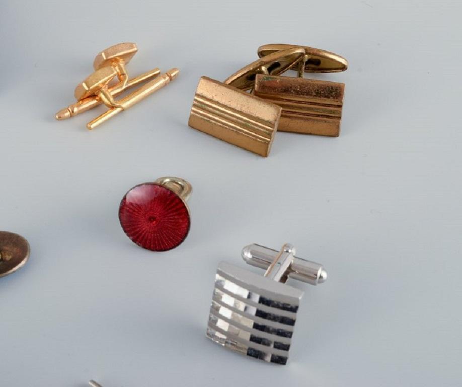 A large collection of Scandinavian cufflinks in gilded metal and plated silver For Sale 1