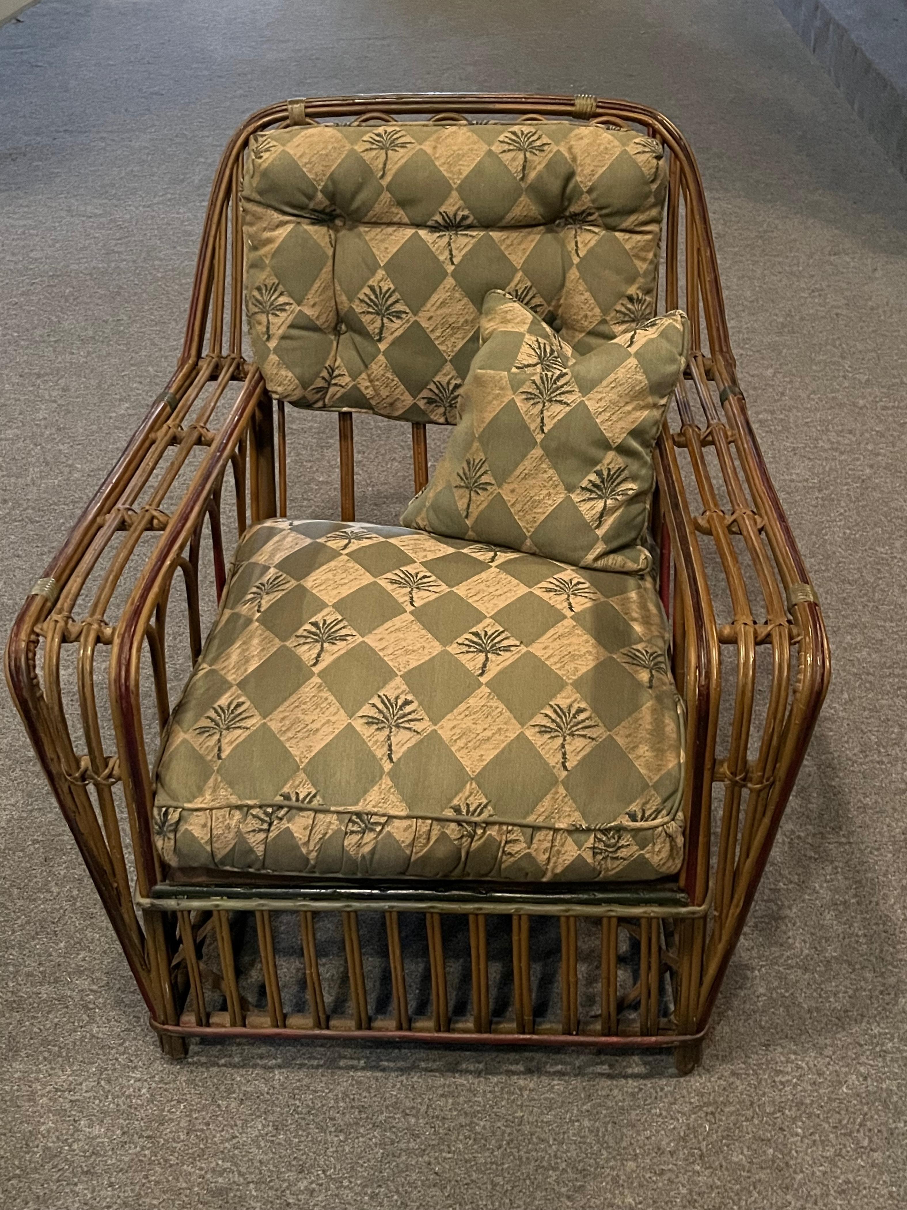 Precioso sillón de ratán de estilo Art Déco de la década de 1920 atribuido a Heywood Wakefield Company Gardner, Massachusetts. Esta pieza tiene un gran diseño y es de buen tamaño, con una zona de asiento profunda. El respaldo tiene un estilo de