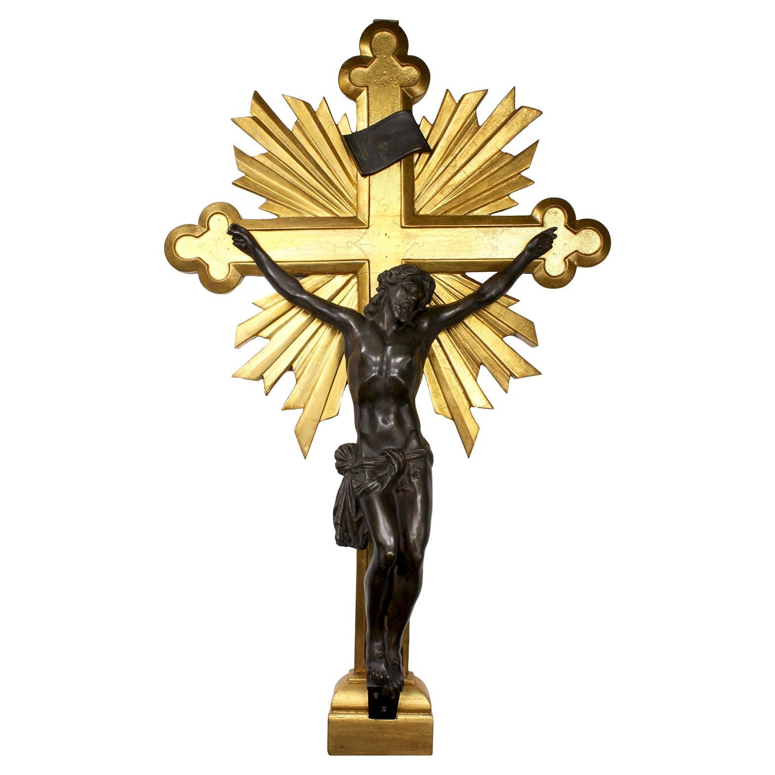 Großes kontinentales Kruzifix aus geschnitztem vergoldetem Holz und patinierter Bronze aus dem 19. Jahrhundert