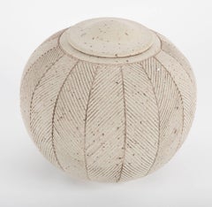 Großes kugelförmiges Steingutgefäß mit Deckel von Richard Tuck