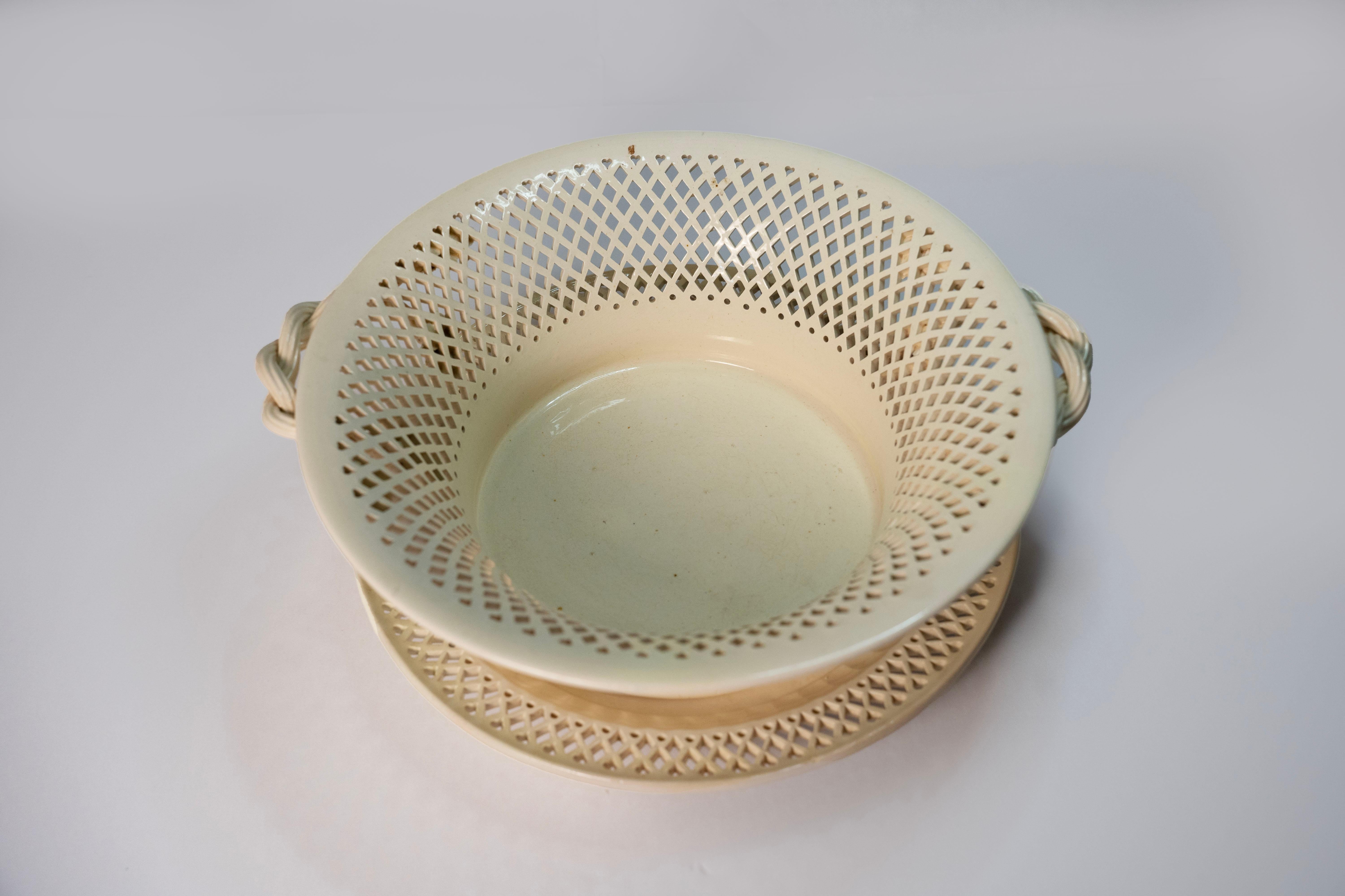 Gran cesta reticulada de cerámica cremosa y bandeja inferior, inglesa, circa s. XVIII.  ¡Absolutamente hermoso!  Procedencia: Colección John Howard.
Referencia: John Howard fundó Howard's of Aberystwyth en 1976, donde se especializó en cerámica