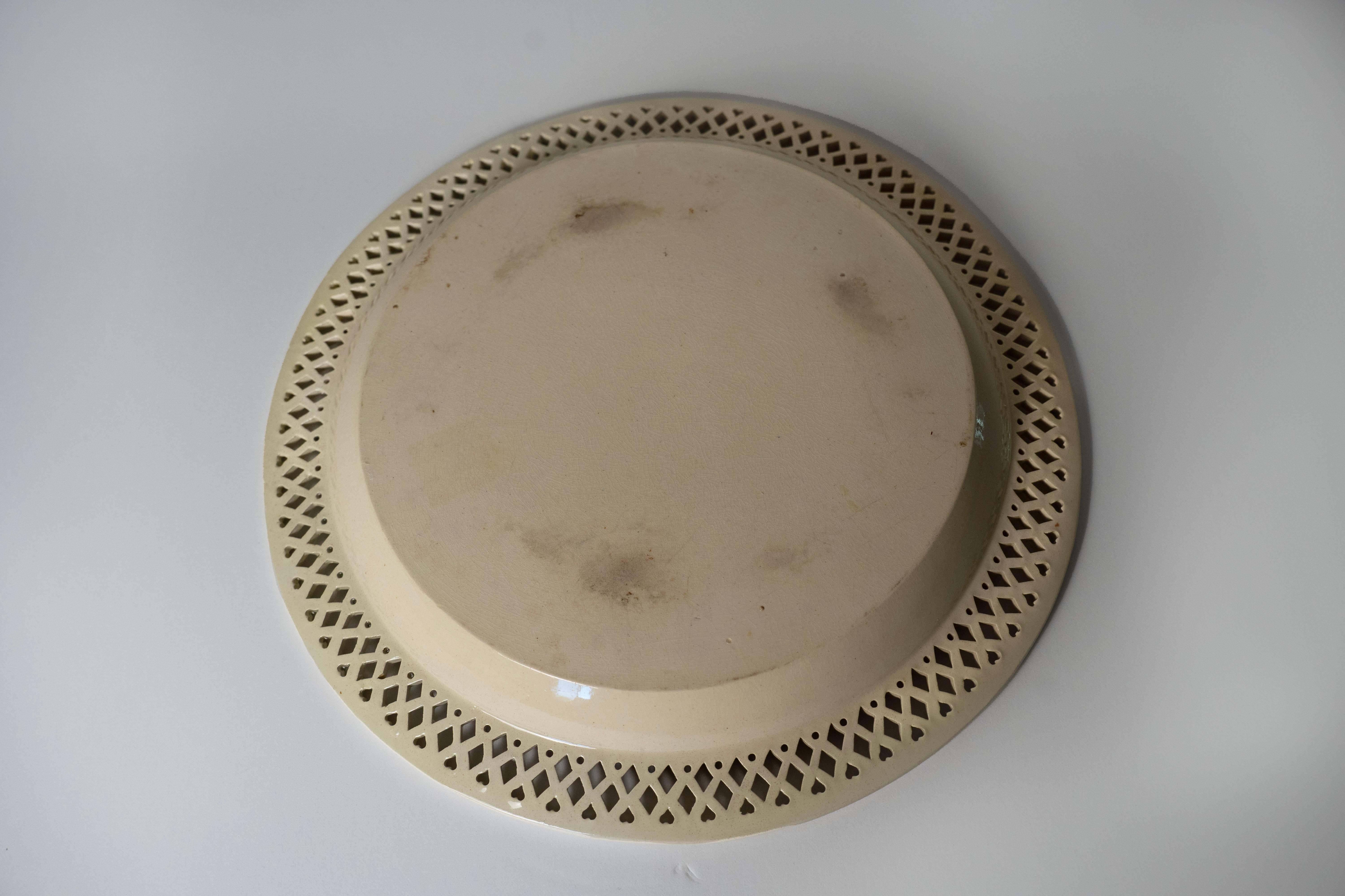 Gran cesta reticulada de cerámica cremosa y bandeja inferior, inglesa, circa s. XVIII en Bueno estado para la venta en Scottsdale, AZ