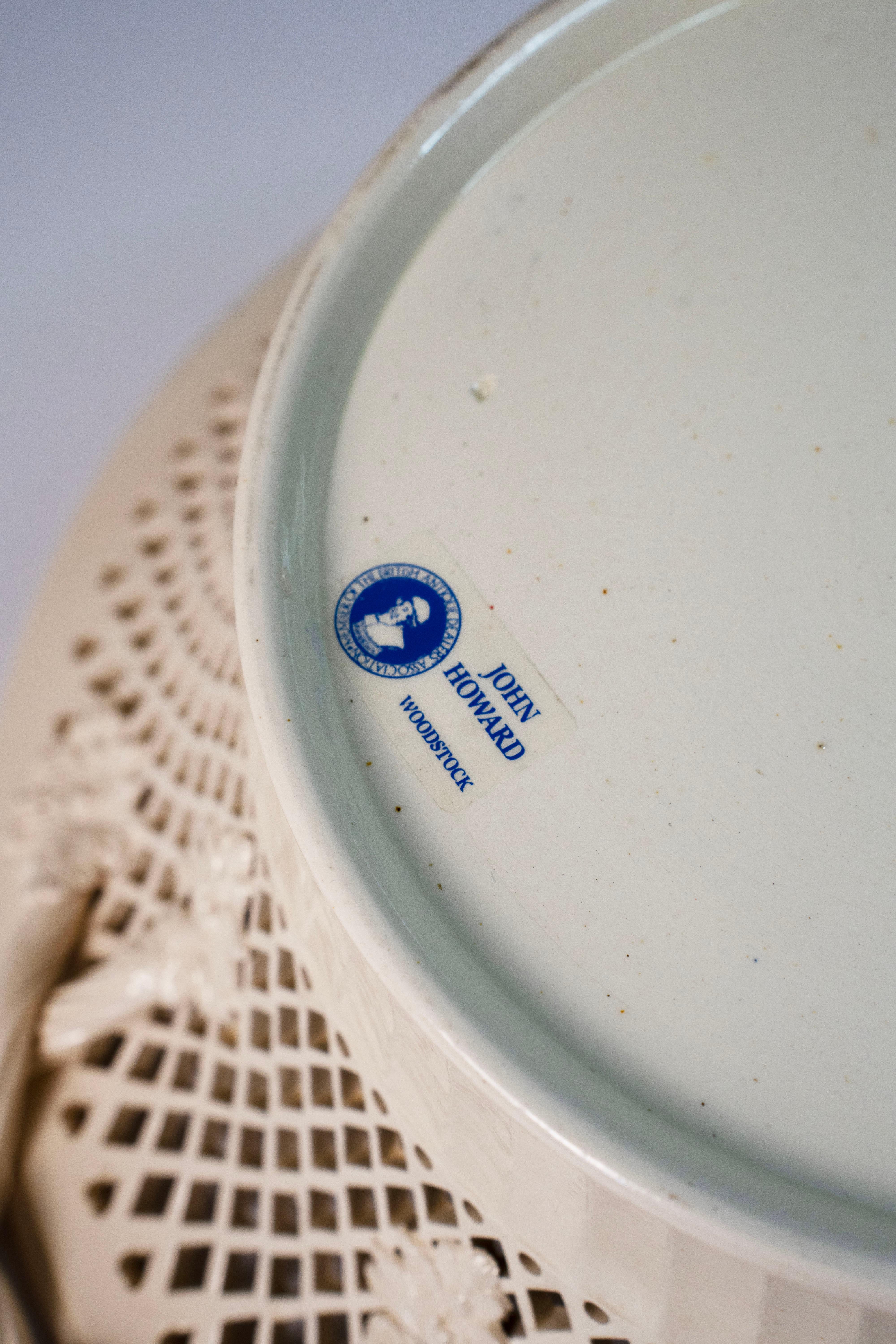 Gran cesta reticulada de cerámica cremosa y bandeja inferior, inglesa, circa s. XVIII Cerámica Creamware en venta