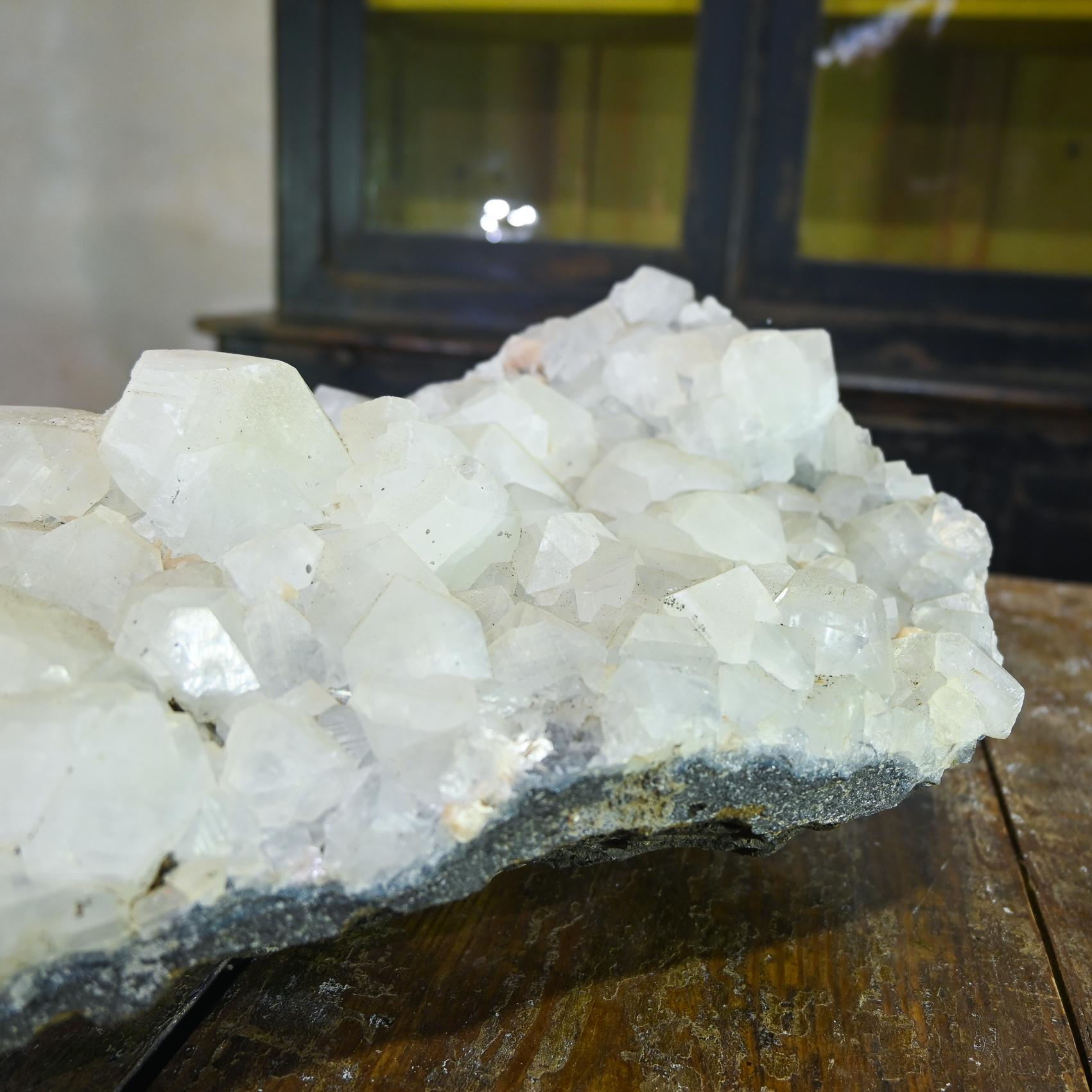 Un grande cluster cristallino Specimen geologico - Calcite e quarzo cristallizzati in vendita 7