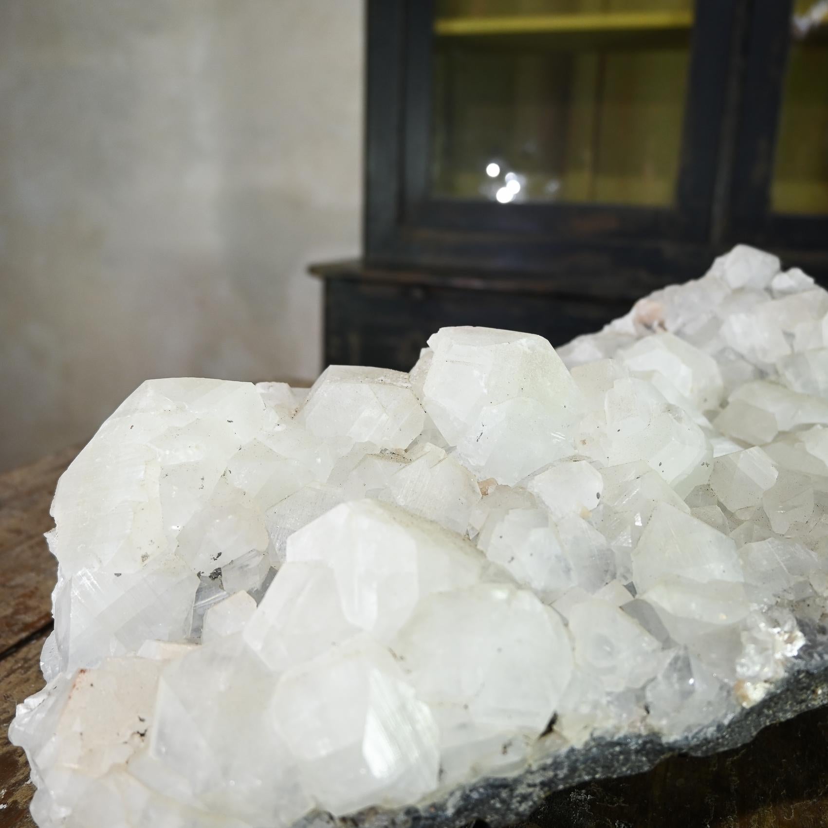 Un grande cluster cristallino Specimen geologico - Calcite e quarzo cristallizzati in vendita 8