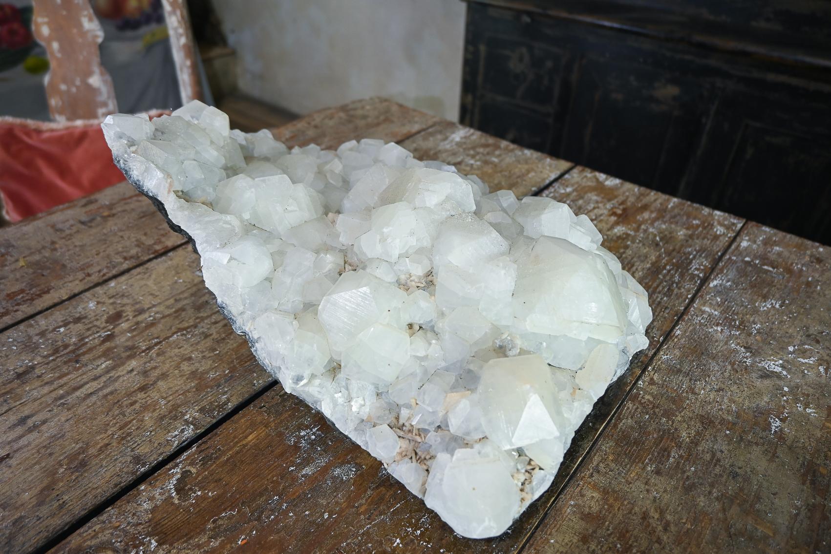 Un grande cluster cristallino Specimen geologico - Calcite e quarzo cristallizzati In condizioni buone in vendita a Basingstoke, Hampshire