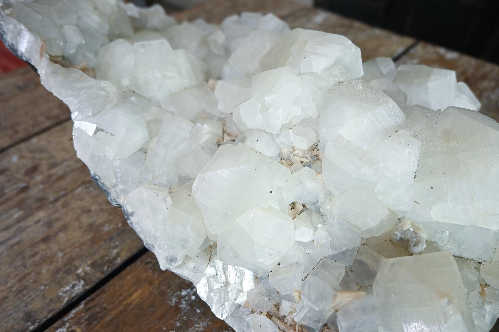 Fino al XVIII secolo Un grande cluster cristallino Specimen geologico - Calcite e quarzo cristallizzati in vendita