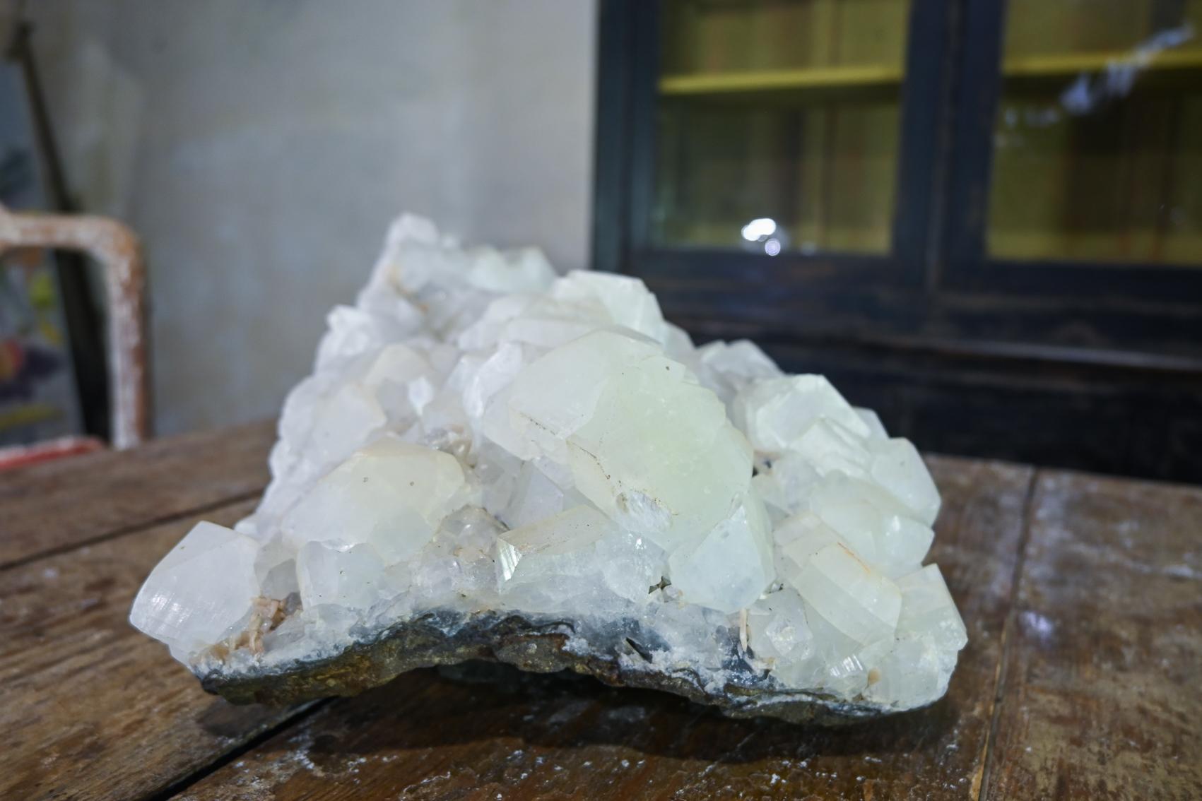 Cristallo Un grande cluster cristallino Specimen geologico - Calcite e quarzo cristallizzati in vendita