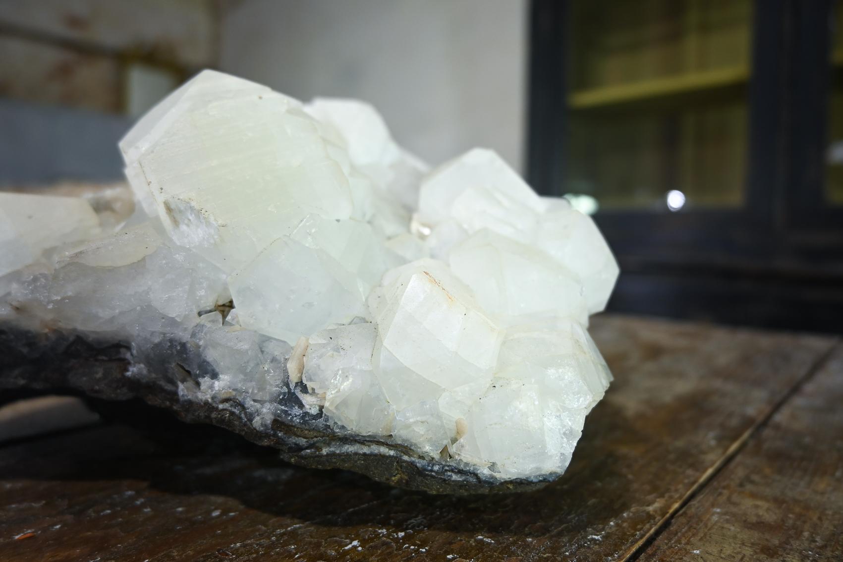 Un grande cluster cristallino Specimen geologico - Calcite e quarzo cristallizzati in vendita 1