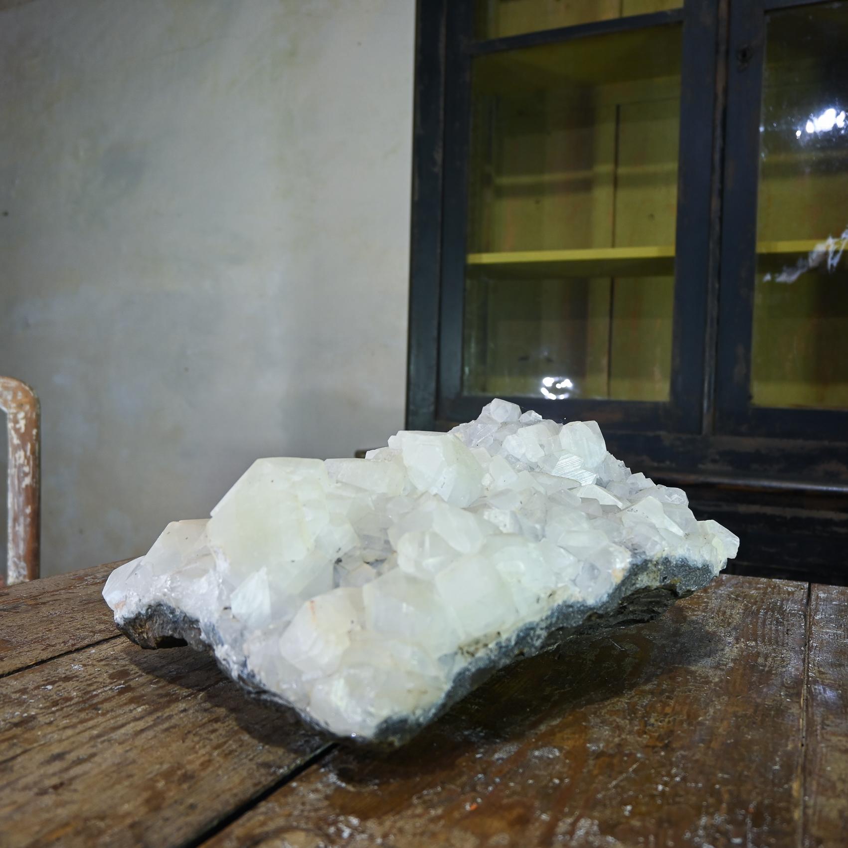 Un grande cluster cristallino Specimen geologico - Calcite e quarzo cristallizzati in vendita 2