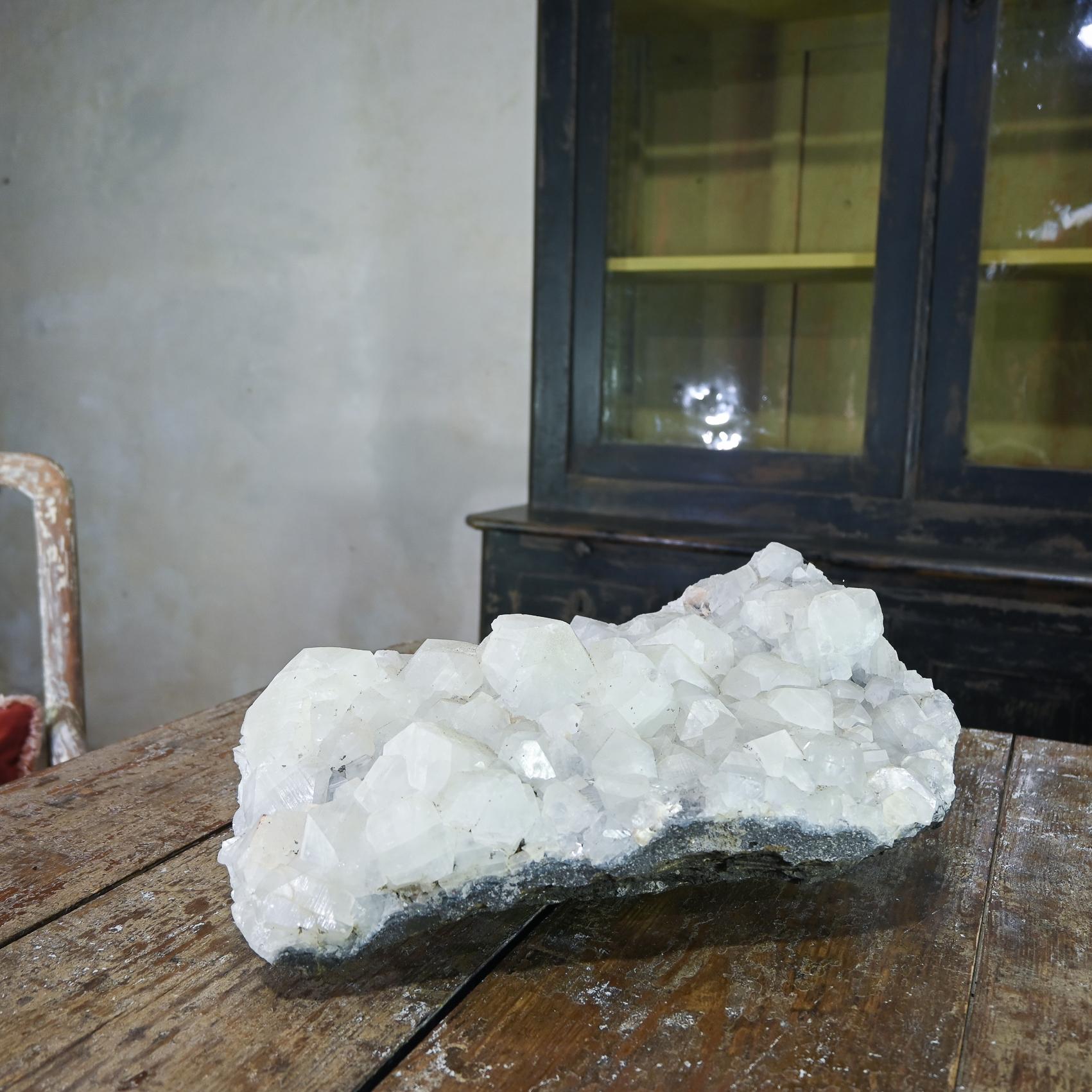 Un grande cluster cristallino Specimen geologico - Calcite e quarzo cristallizzati in vendita 4