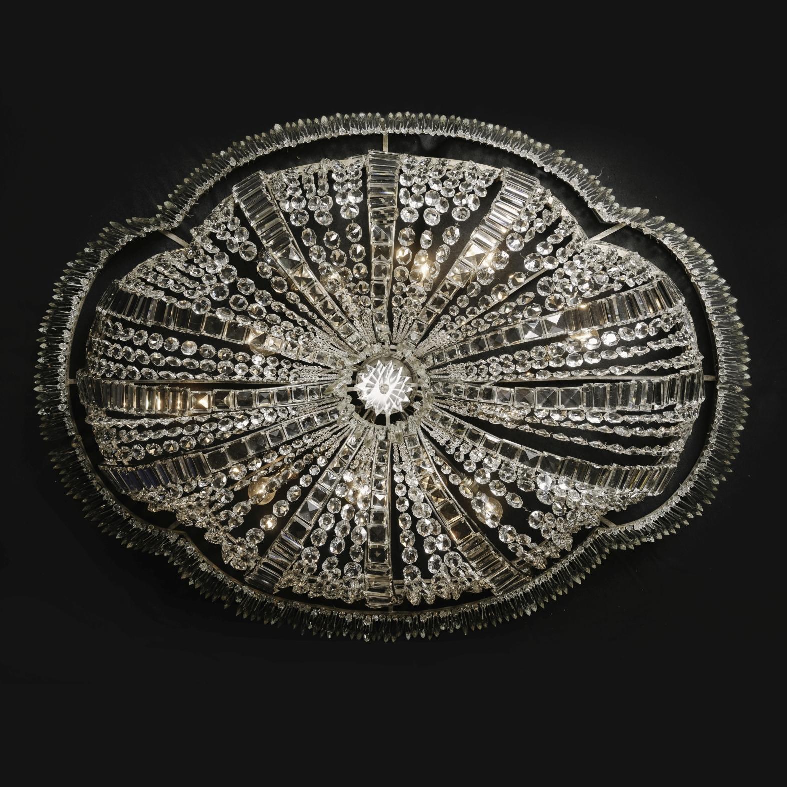 Un'imponente e grande plafoniera in vetro tagliato a forma di quatrefoglio, appesa ovunque con pendenti, catene e gocce in vetro tagliato. 

Francese, circa 1920. 