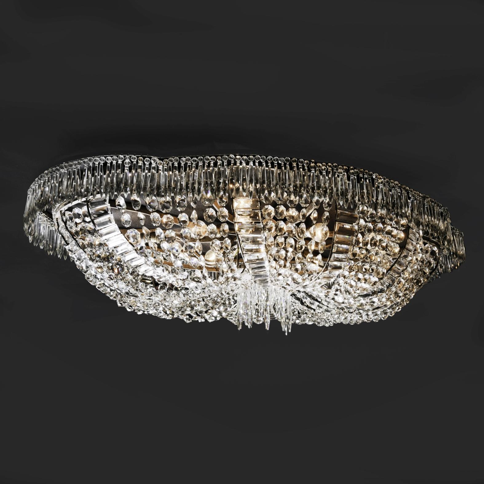 Francese Una grande lampada da soffitto in vetro tagliato in vendita