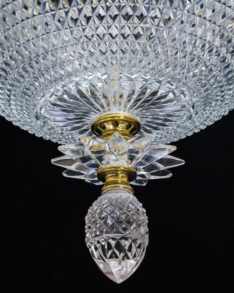 Un plafonnier en verre taillé et monté en vermeil par F. & C. Osler, avec un bol fendu en forme de diamant surmonté d'une étoile en verre taillé et d'un fleuron en forme de pomme de pin, le métal est estampillé F&C OSLER.