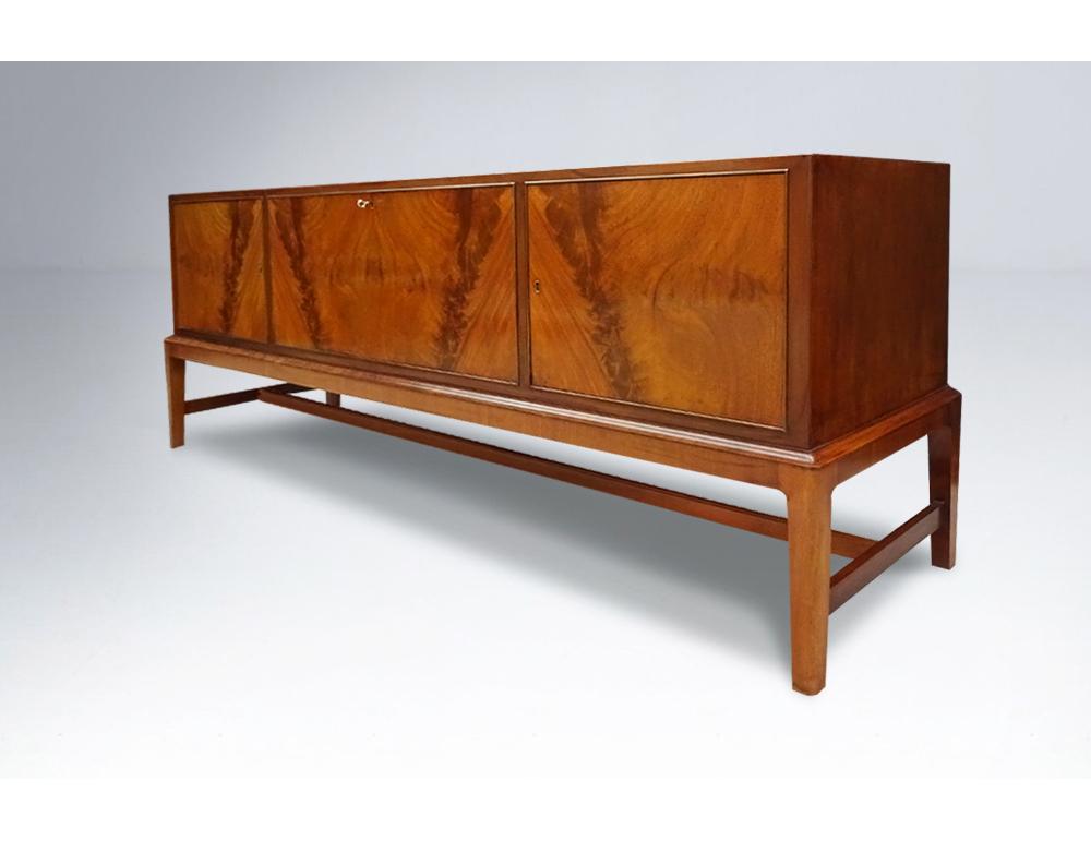 A very rare and exceptional large midcentury sideboard credenza by master Danish cabinet maker Frits Henningsen in highly figured mahogany

This sideboard features outstanding mahogany veneer that has been expertly matched across the front doors and