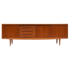 Grand buffet moderne danois en teck par Gunni Omann, vers 1960