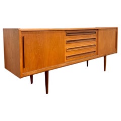 Una grande credenza danese in teak disegnata da Johannes Andersen per Silkeborg