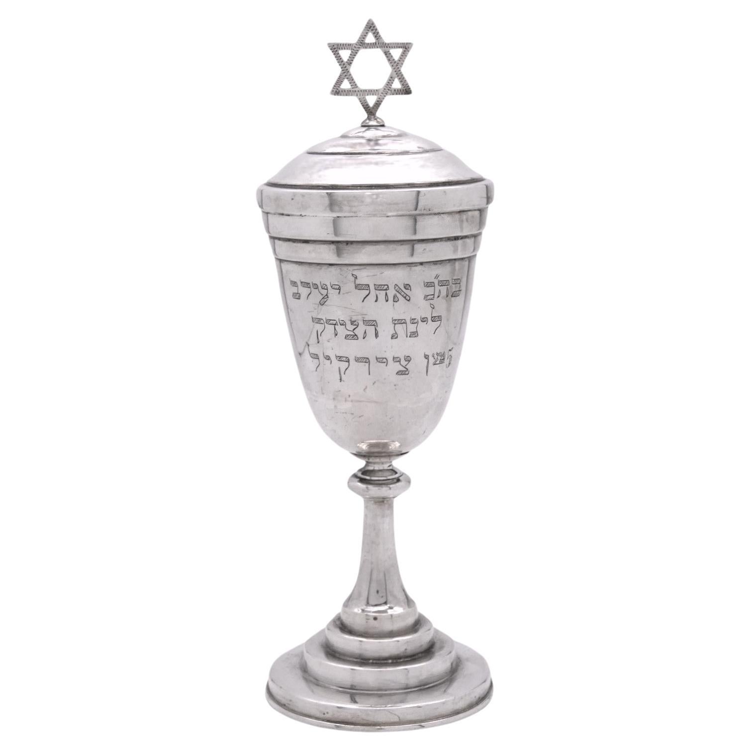 Un grande calice da kiddush americano Dedic con coperchio, circa 1900