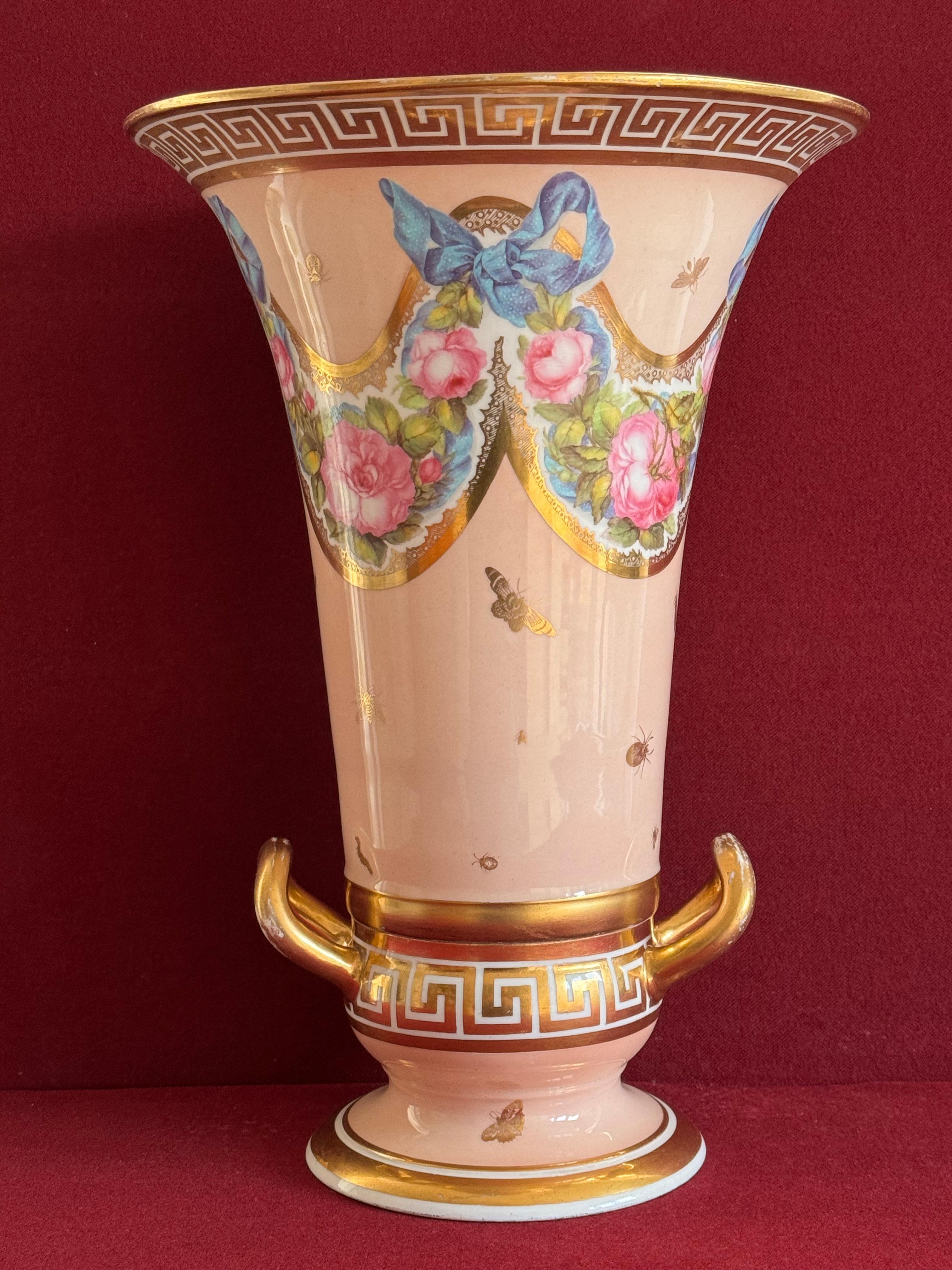 Peint à la main Un grand vase en porcelaine de Derby décoré par John Brewer vers1810 en vente