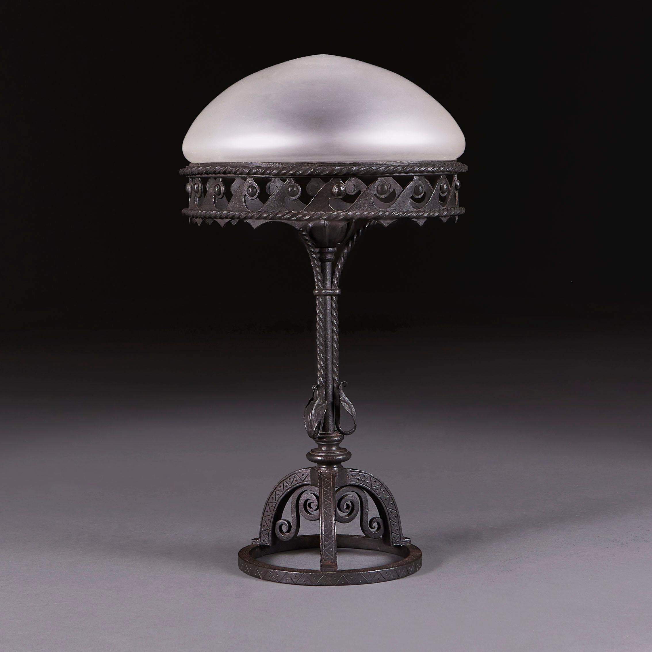 Frankreich, um 1900

Eine schöne große Schreibtischlampe von Majorelle, der schmiedeeiserne Sockel ist mit eingeschnittenen Punkten und diagonalen Linien verziert, in Form eines Dreibeins mit einer großen runden schmiedeeisernen Ablage, die mit