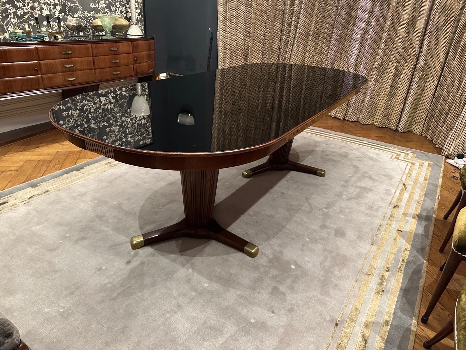 Sculpté à la main Une grande table à manger de Melchiore Bega en vente