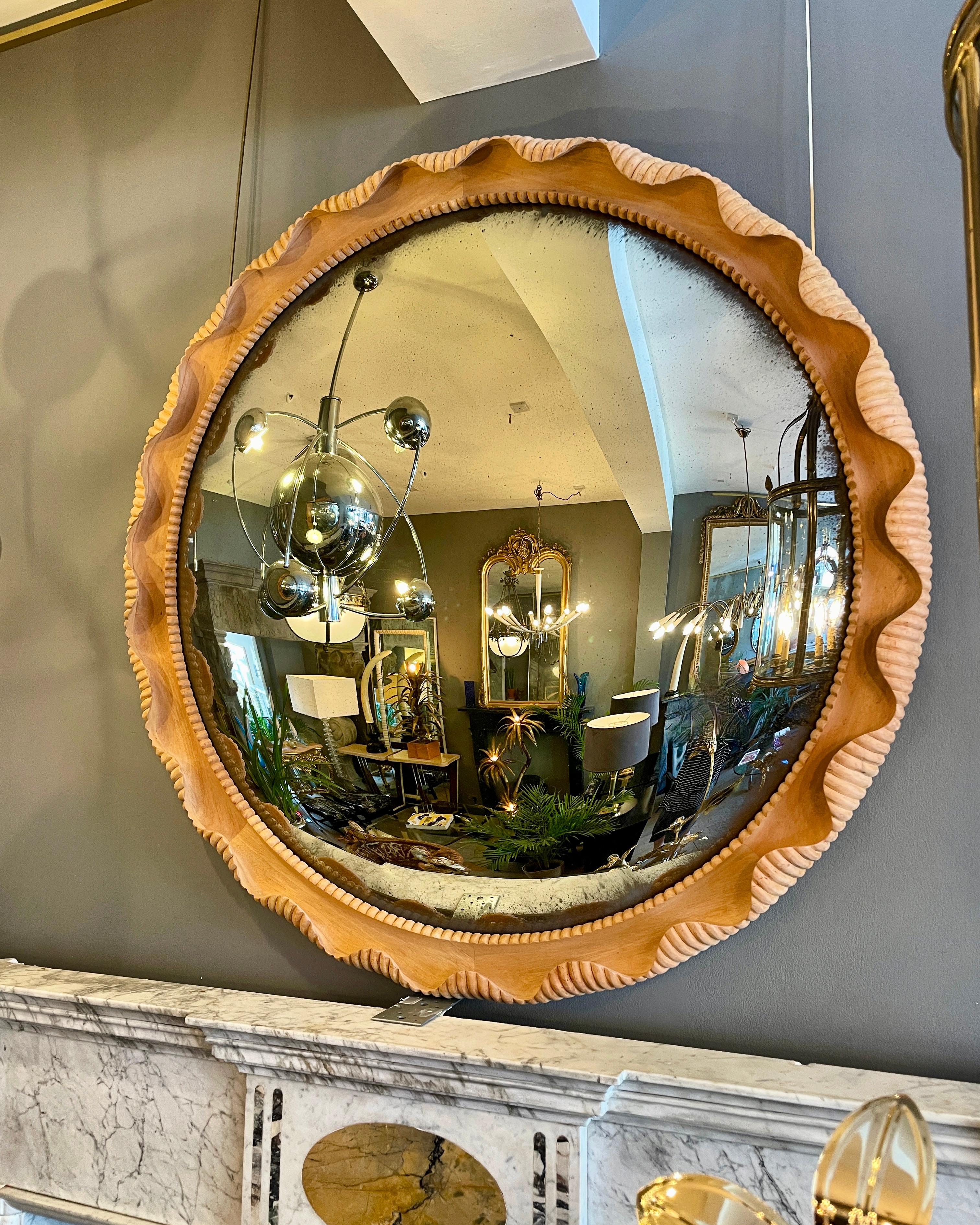 Ein großer Distressed Convex Spiegel in einem geschnitzten Eichenrahmen  (Handgeschnitzt) im Angebot
