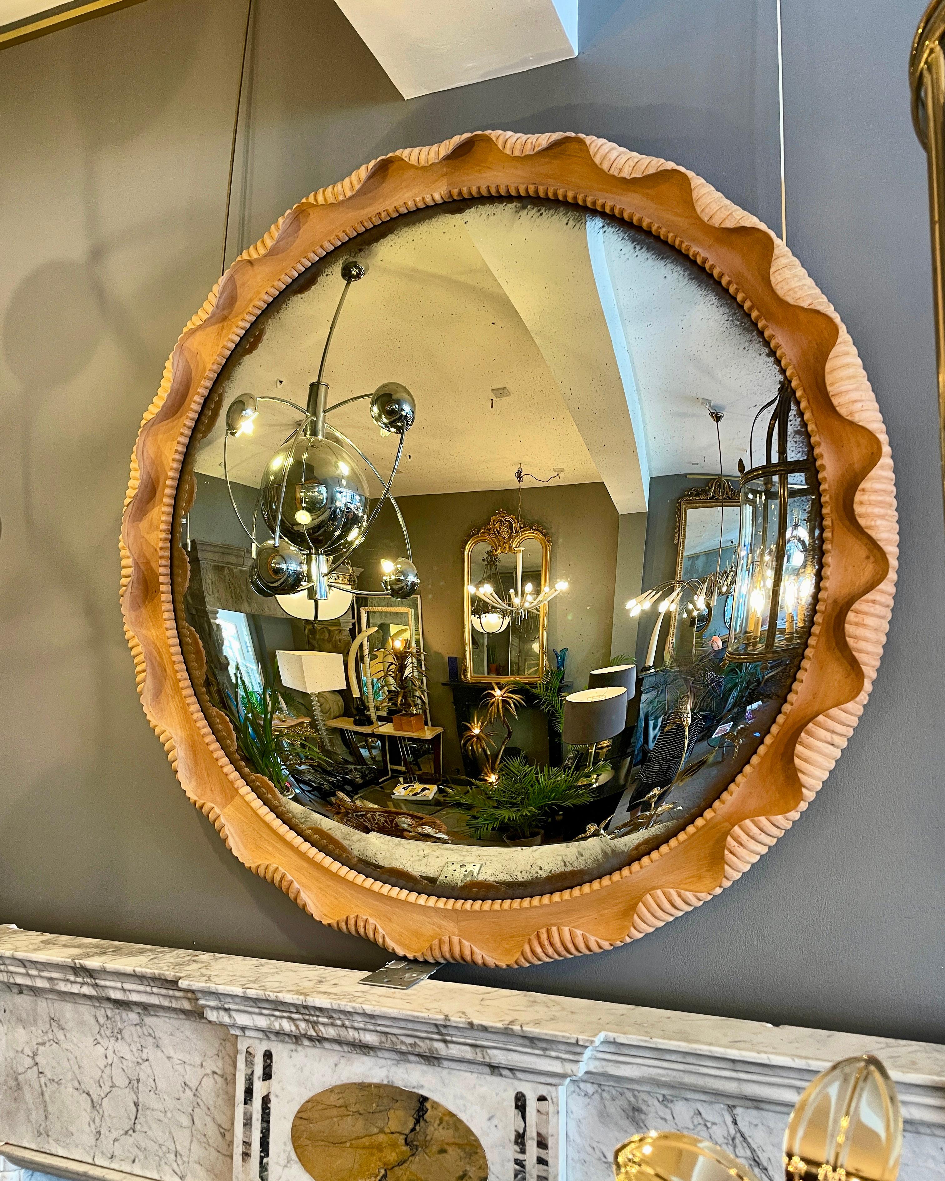 Moderne Un grand miroir convexe vieilli dans un cadre en chêne sculpté en vente