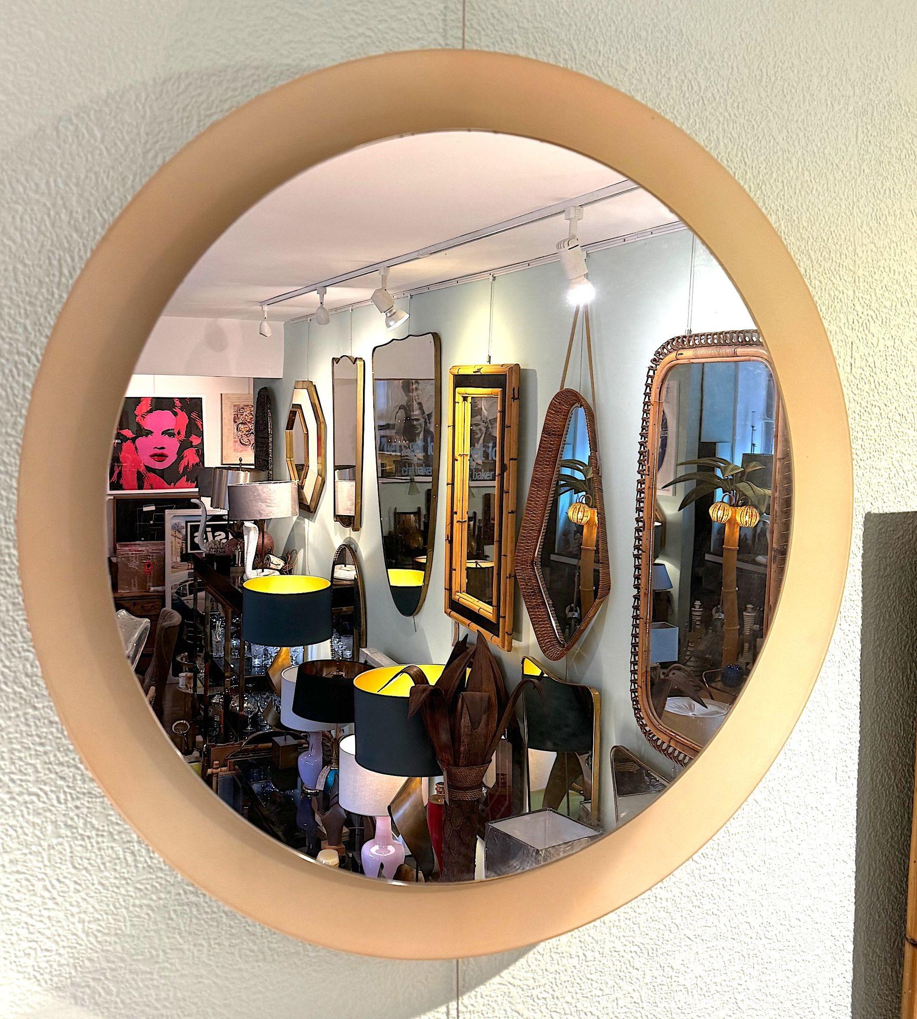 A large dusty pink concave framed circular mirror in the Style of Max Ingrand For Sale 12