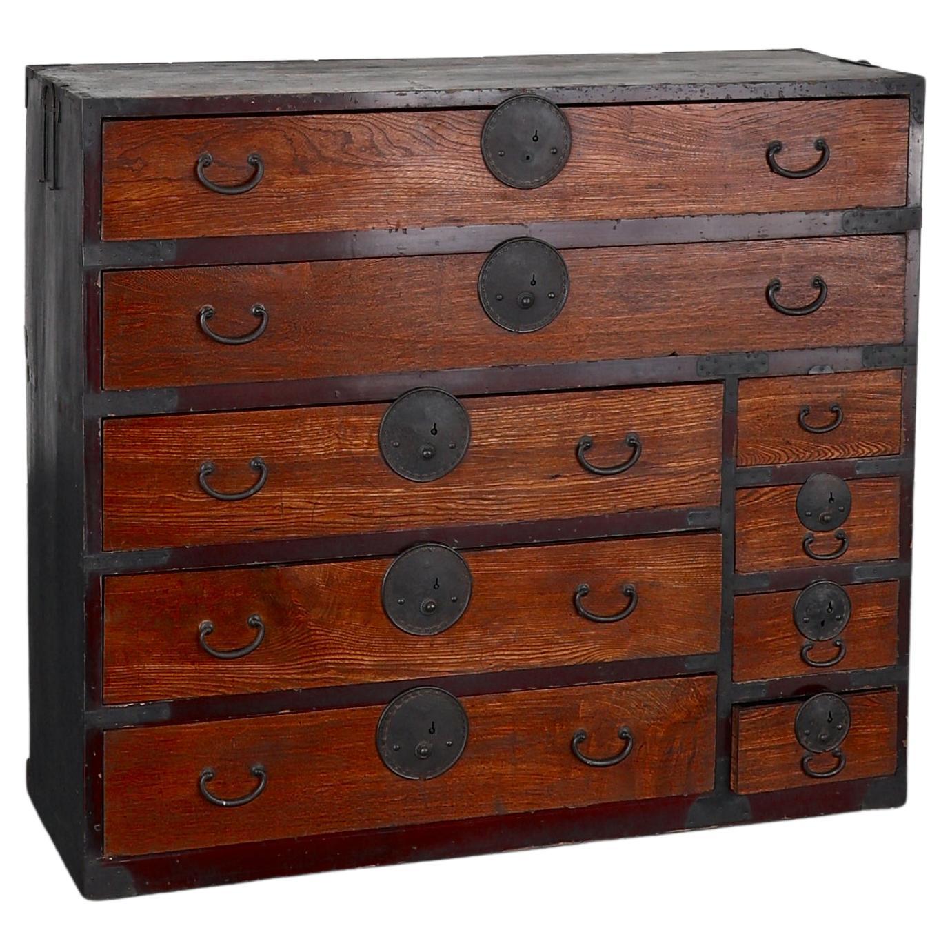Un grande armadio/cassettiera tansu del tardo periodo Edo dell'inizio del XIX secolo Wabi Wabi