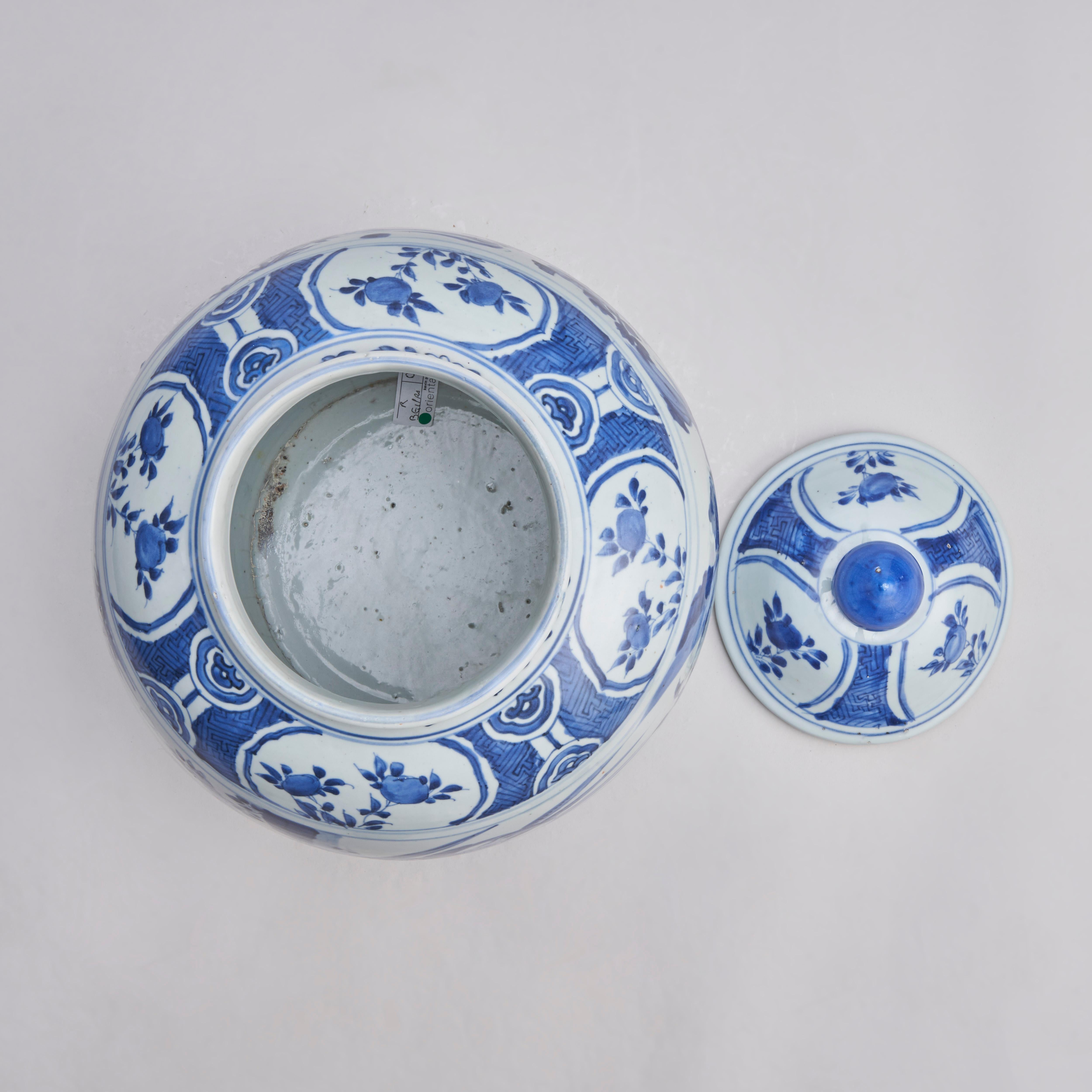 A large, early 19th Century Chinese blue and white covered porcelain jar For Sale 6