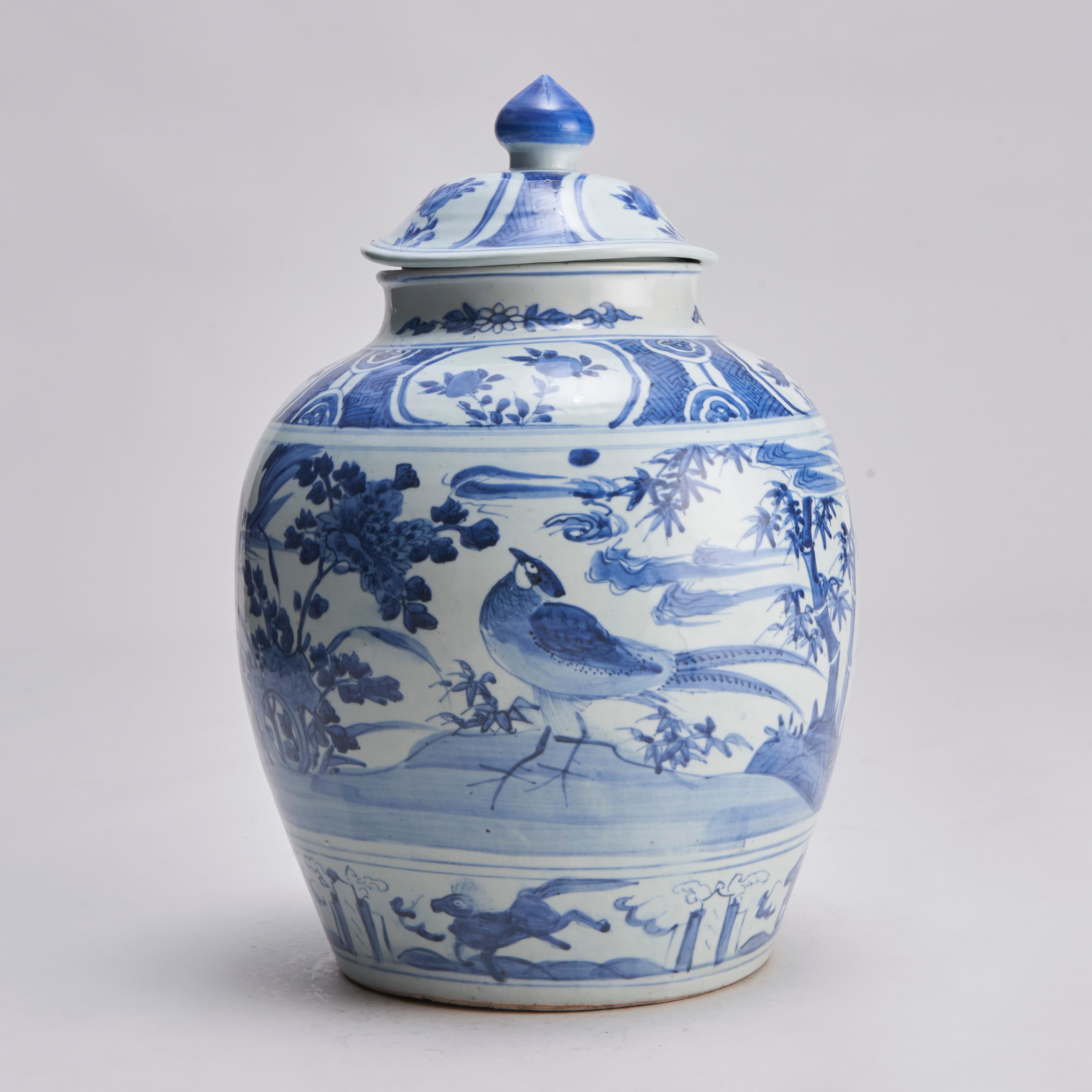 Chinois Grande jarre chinoise en porcelaine couverte bleu et blanc du début du 19e siècle en vente