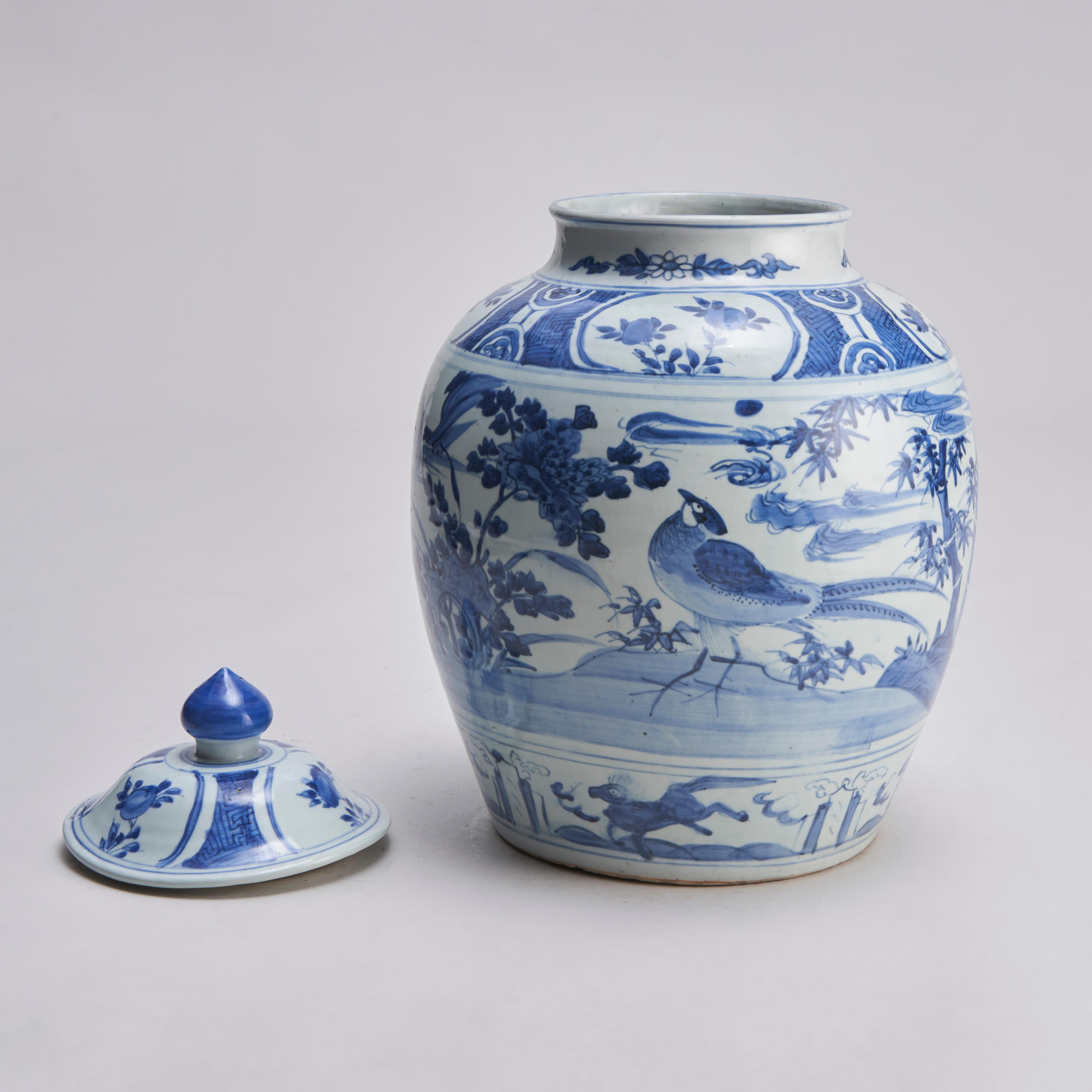 A large, early 19th Century Chinese blue and white covered porcelain jar For Sale 1