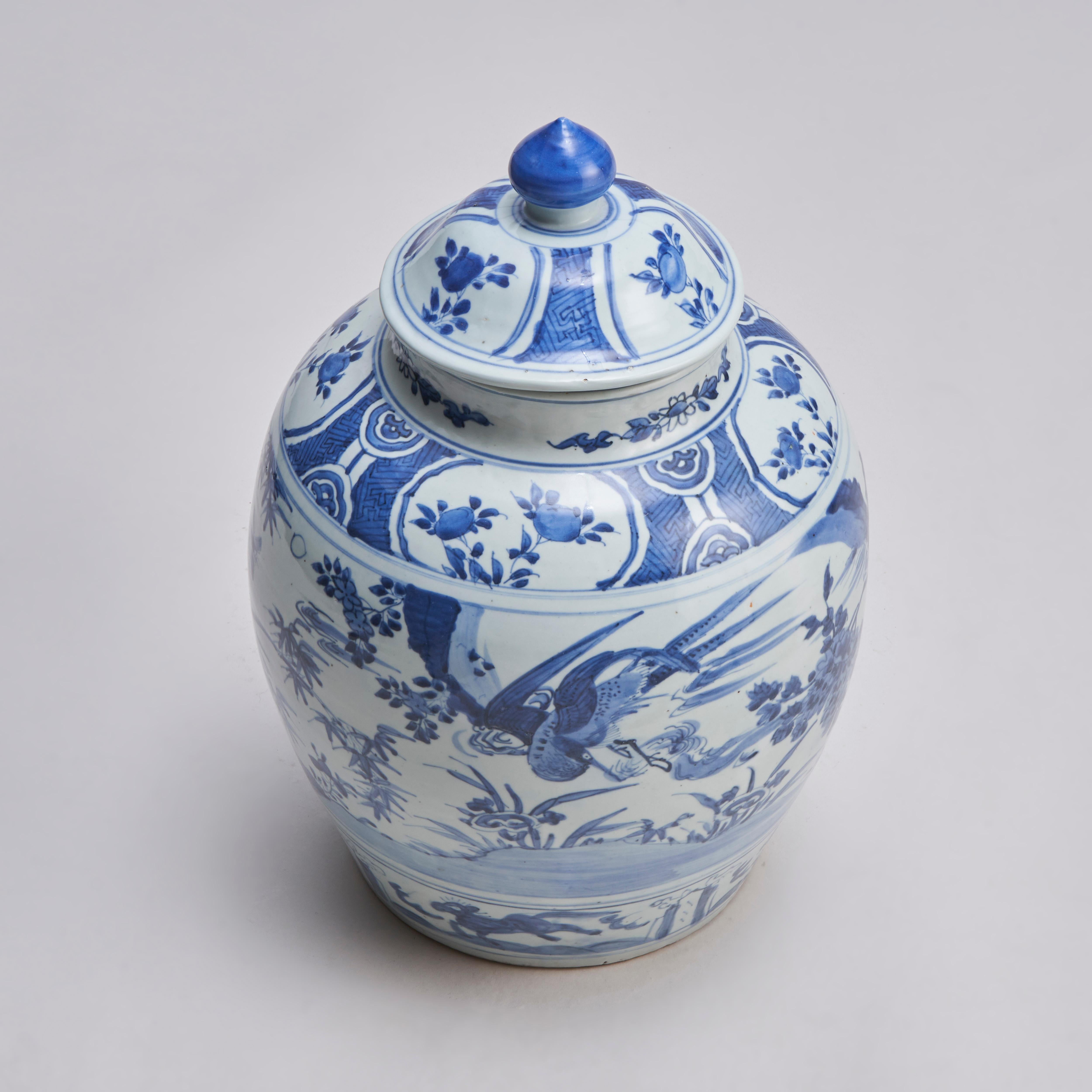 A large, early 19th Century Chinese blue and white covered porcelain jar For Sale 4