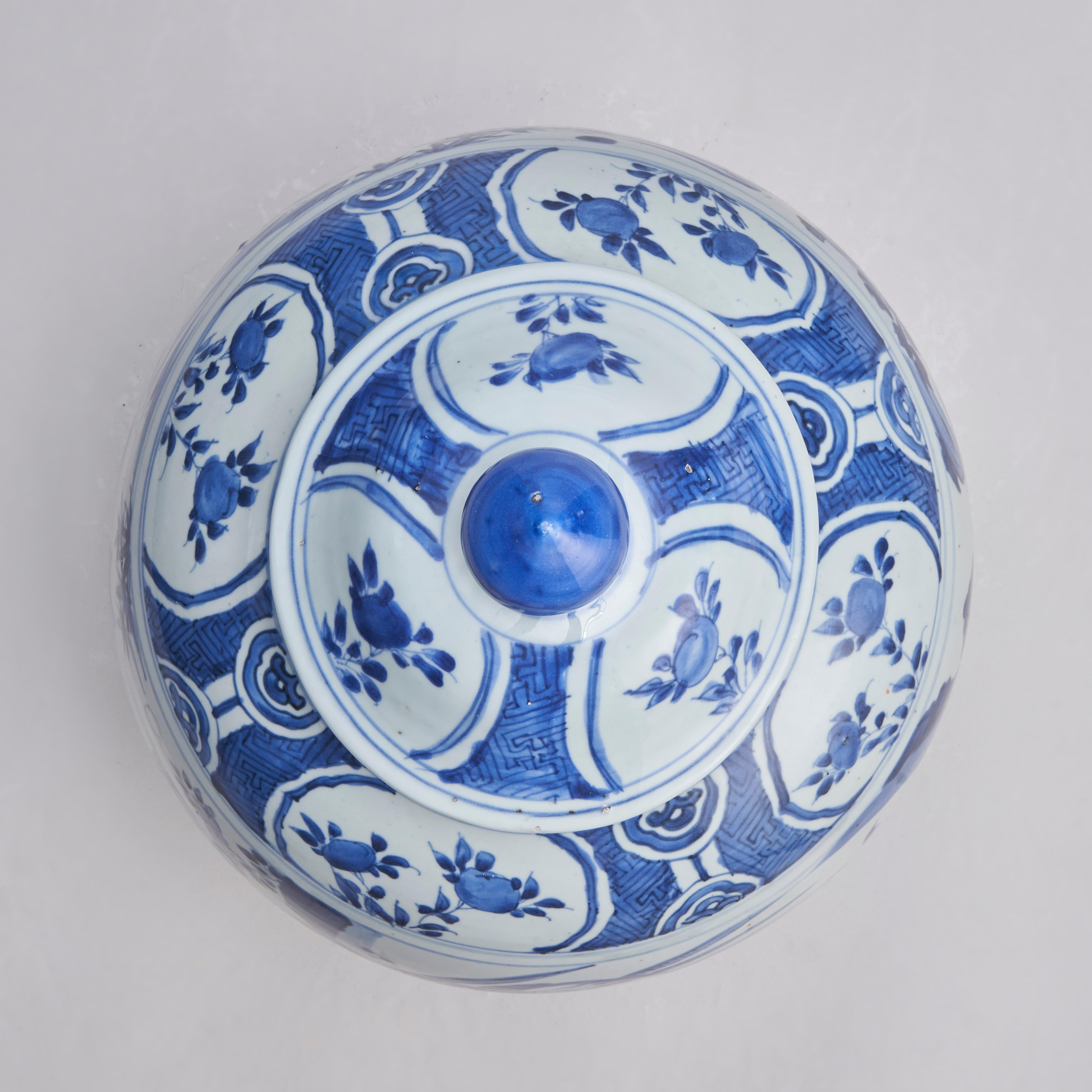 A large, early 19th Century Chinese blue and white covered porcelain jar For Sale 5