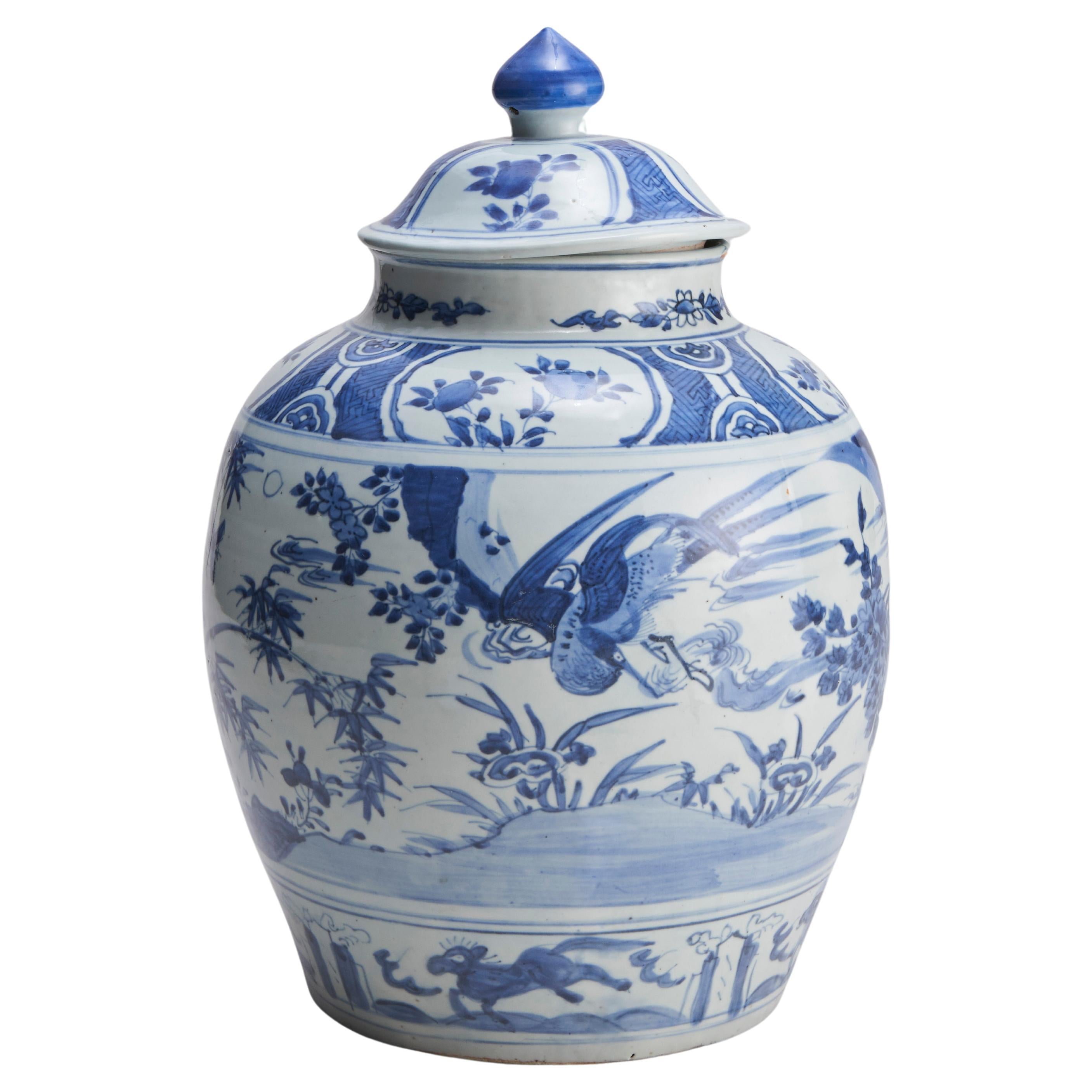 Großes chinesisches Porzellangefäß mit blauem und weißem Überzug aus dem frühen 19. im Angebot