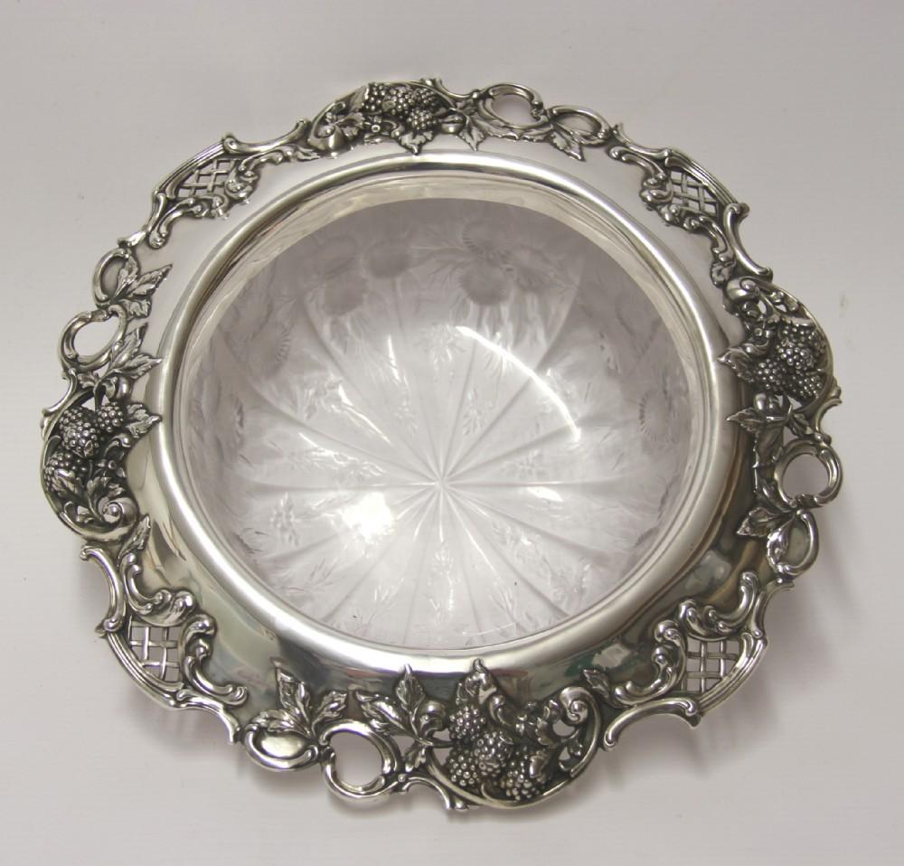This large and decorative piece was made by the renowned American silversmiths and jewellers Tiffany & Co. It is fully marked under the rim with their name and sterling silver.

This piece comprises of a fabulous crystal bowl with intaglio cut