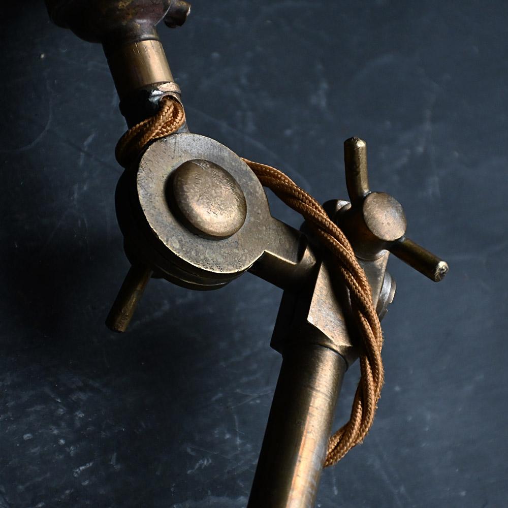 Grande applique en laiton en porte-à-faux du début du 20e siècle en vente 3