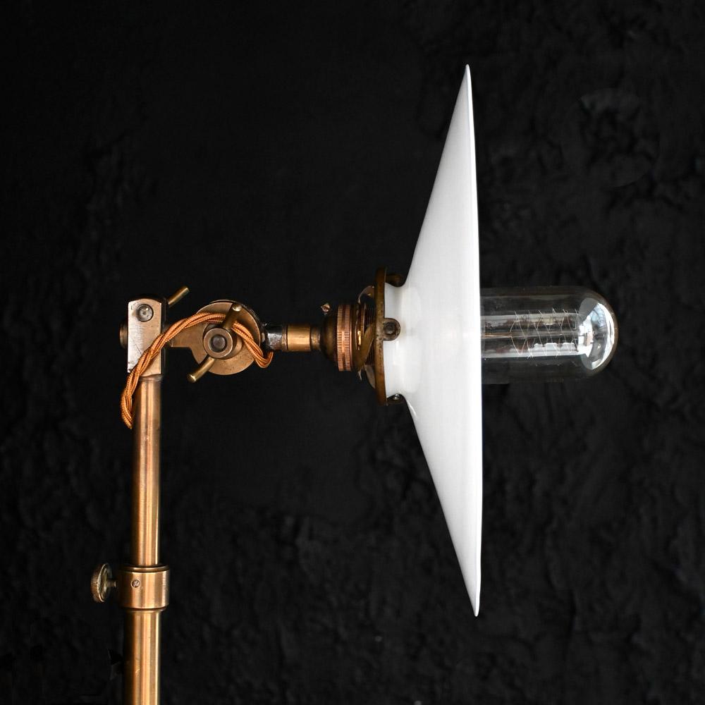 Grande applique murale en laiton du début du 20e siècle.

Lampe de belle facture et de bonne taille, le support mural supportant un bras télescopique en porte-à-faux en laiton massif, terminé par un grand abat-jour en verre opalin soufflé. Les