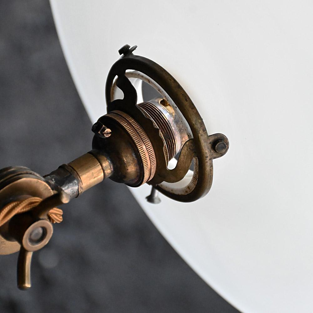 Français Grande applique en laiton en porte-à-faux du début du 20e siècle en vente